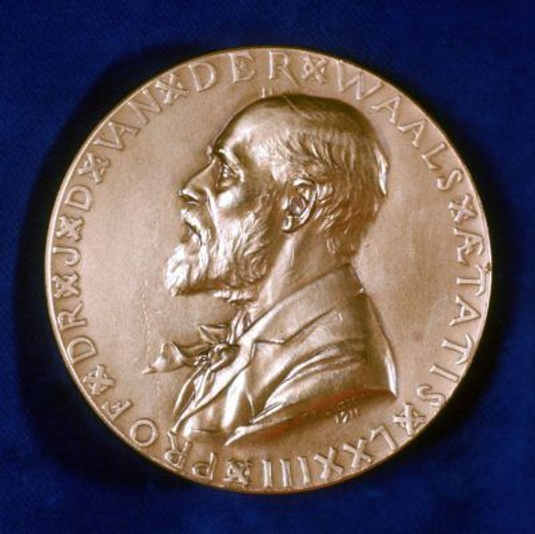 Alfred Nobels Profil ziert auch die Medaille, die jede:r Nobelpreis-Gewinner:in bekommt.