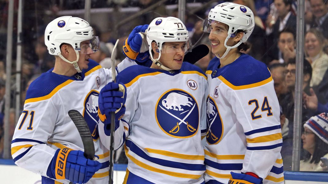 Setzten sich gegen die Golden Knights durch: John-Jason Peterka (Mi.) und die Buffalo Sabres.
