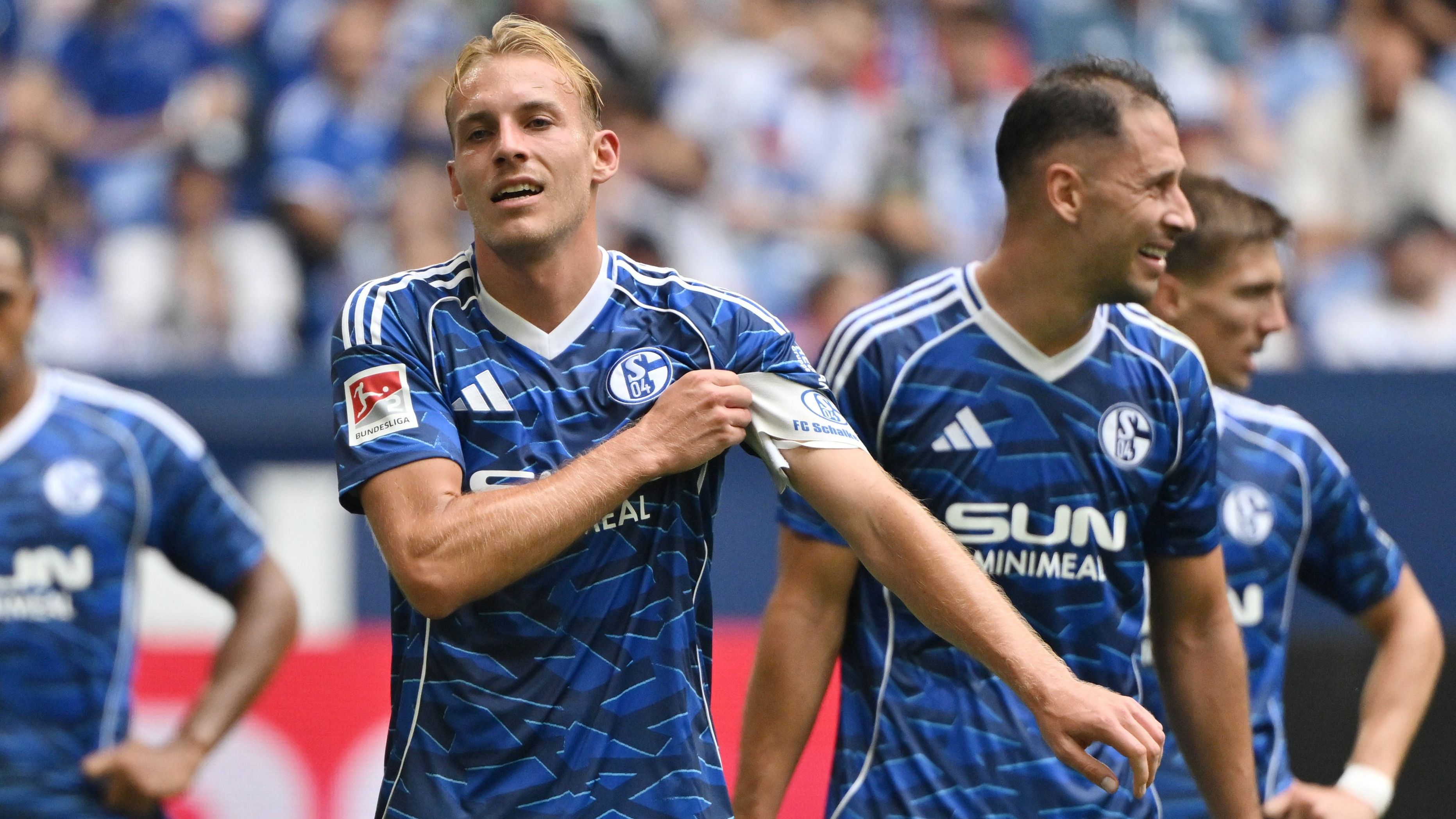 <em><strong>2. Bundesliga: Die Trikotpreise der Zweitligisten</strong><br>Alle Trikots und deren Preise aus der 2. Bundesliga sind mittlerweile bekannt. Neben verschiedenen Aufpreisen bei der Rückenbeflockung gibt es einen klaren Spitzenreiter, dessen Dress am teuersten ist. <strong>ran</strong> zeigt Euch die Trikotpreise der Zweitligisten.</em>