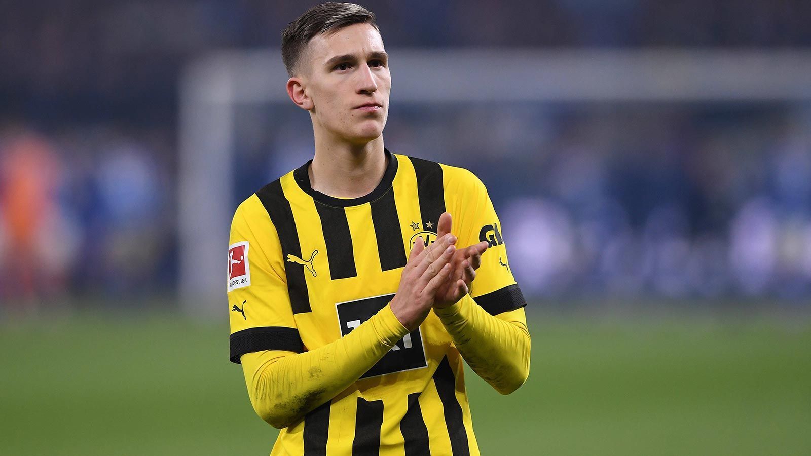 
                <strong>Nico Schlotterbeck (Borussia Dortmund)</strong><br>
                Nico Schlotterbeck verließ das DFB-Team vor dem Spiel gegen Belgien aufgrund von muskulären Problemen. Sowohl Nationaltrainer Hansi Flick als auch der Sportdirektor des BVB, Sebastian Kehl, sahen seinen Einsatz aber nicht gefährdet. Laut "Sport1" ist Schlotterbeck für die Partie jedoch fraglich.
              