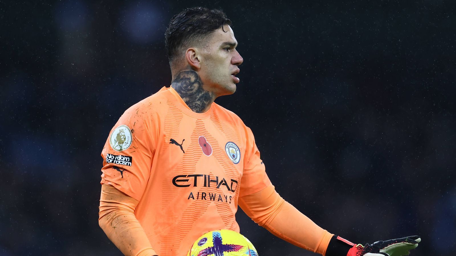 
                <strong>Ederson (Manchester City)</strong><br>
                Keeper Ederson hat im Old Trafford erst lange nichts zu tun, muss aber in der 37. Minute in höchster Not im Eins gegen Eins mit Rashford eingreifen. Dabei bleibt der Brasilianer ebenso Sieger wie nach dem Seitenwechsel gegen Varane. Dessen mögliches Tor hätte wegen einer Abseitsstellung aber ohnehin nicht gezählt. Bei den beiden Gegentoren ist er chancenlos. ran-Note: 3
              