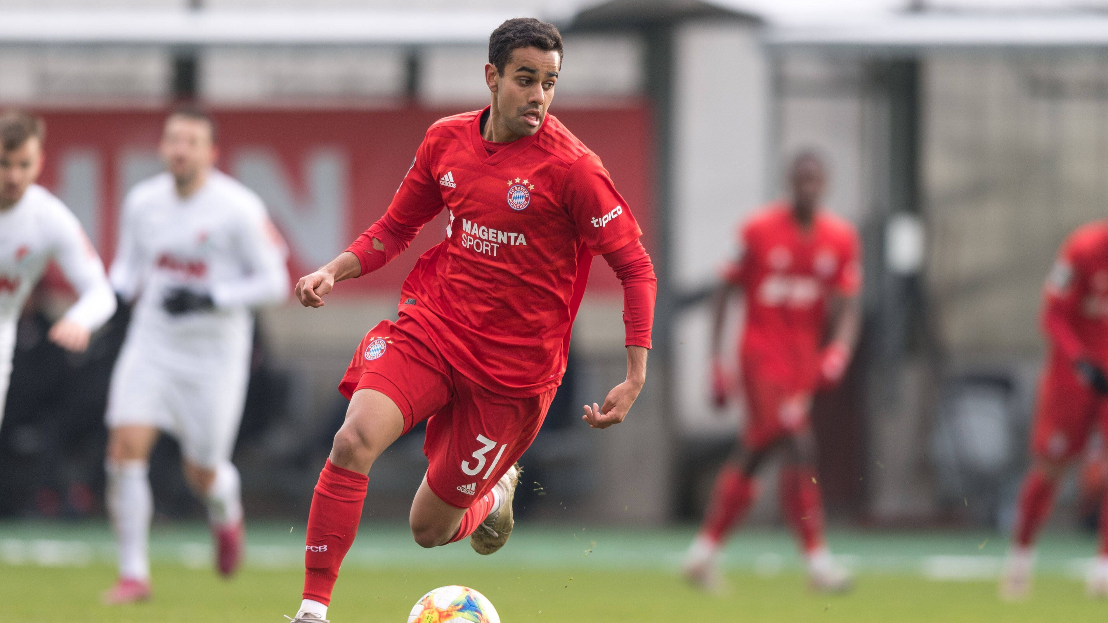 
                <strong>Sarpreet Singh (20)</strong><br>
                Als der FC Bayern im Sommer 2019 den Wechsel von Sarpreet Singh bekanntgab, konnten die Wenigstens mit diesem Namen etwas anfangen. Nicht weiter verwunderlich, der heute 20-Jährige lief damals in keiner der großen europäischen Ligen auf, sondern kam aus der, sportlich betrachtet, zweitklassigen australischen A-League nach München. Zwar läuft der Neuseeländer hauptsächlich für die Amateure der Bayern auf, doch in der 3. Liga sorgt der Mittelfeldspieler regelmäßig für Schlagzeilen ...
              