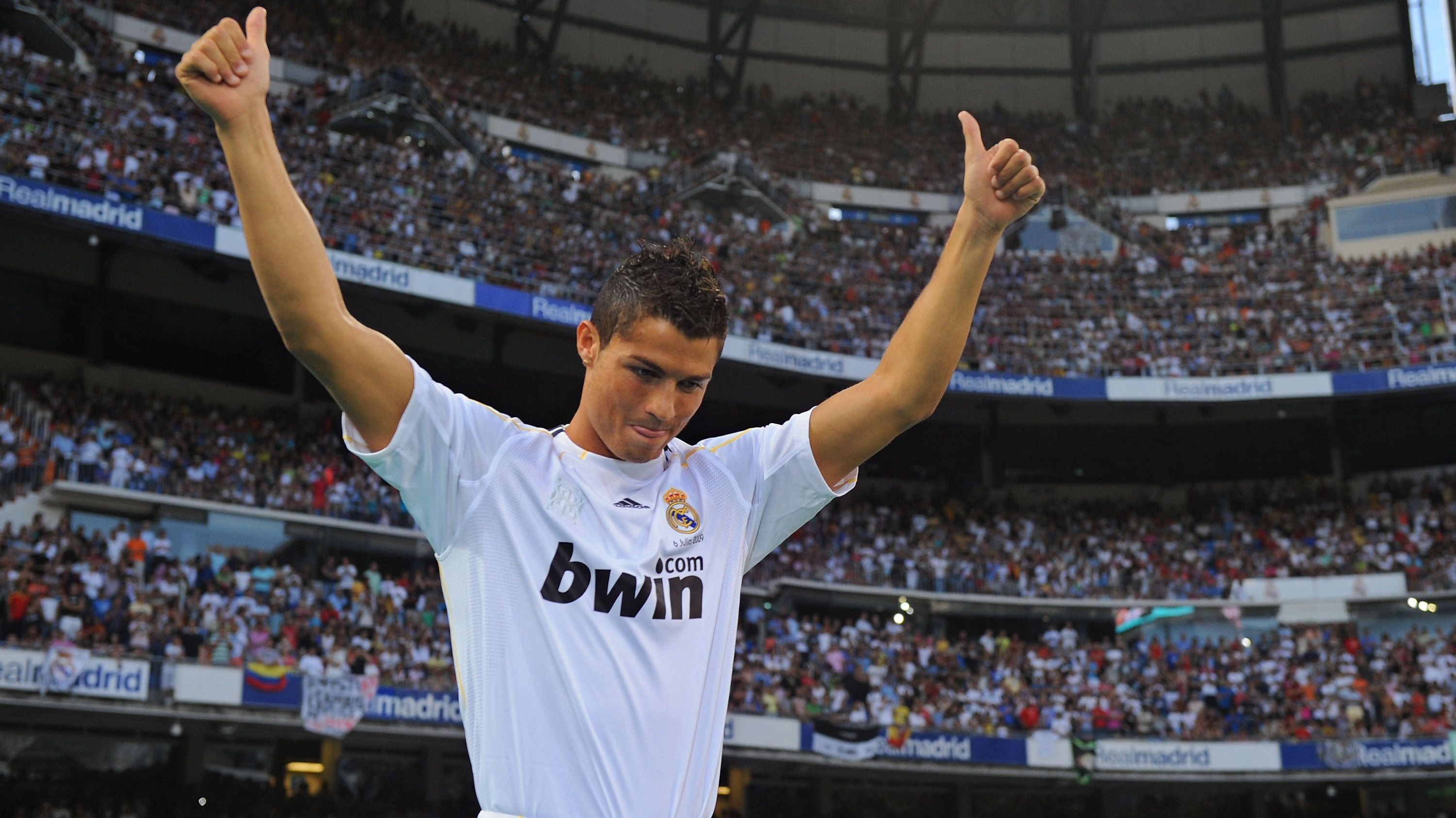<strong>Platz 12: Cristiano Ronaldo (von Manchester United zu Real Madrid)</strong><br>2009 wechselte Superstar Cristiano Ronaldo für die damalige Rekordsumme von <strong>94 Millionen Euro</strong> von Manchester United zu Real Madrid. Der Wechsel des Portugiesen zu den Blancos ist damit der einzige unter den 30 teuersten Transfers der Fußballgeschichte, der vor 2013 über die Bühne ging.