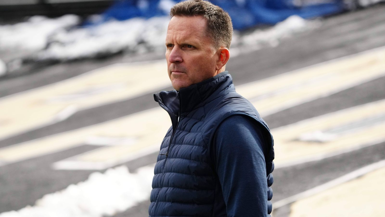 
                <strong>Verlierer: George Paton (Denver Broncos)</strong><br>
                Dass die Denver Broncos aktuell ein einziger Scherbenhaufen sind liegt natürlich am mittlerweile gefeuerten Ex-Coach Nathaniel Hackett. Das fragliche Playcalling und die noch fraglicheren Entscheidungen gehen auf seine Kappe. Allerdings ist auch sein ehemaliger Vorgesetzter, General Manager George Paton, jetzt in der Position zu liefern. Schließlich hat er Hackett eingestellt und Russell Wilson nicht nur teuer ertradet, sondern ihm ungesehen eine Vertragsverlängerung über 230 Millionen gegeben, aus der die Broncos kaum noch rauskommen. Die nächsten Entscheidungen von Paton müssen also sitzen.
              