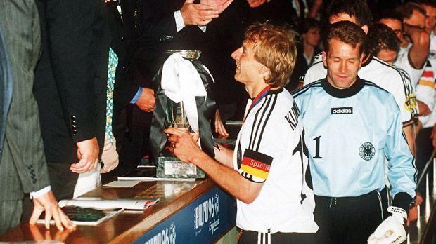 
                <strong>EM 1996 Finale</strong><br>
                EM 1996: Im Viertelfinale behaupteten sich die DFB-Stars um Jürgen Klinsmann und Andreas Köpke gegen Kroatien mit 2:1, ehe in einem Elfmeterkrimi im Halbfinale Gastgeber England aus dem Weg geräumt wurde. Im Endspiel avancierte der heutige Nationalmannschafts-Manager Oliver Bierhoff mit dem "Golden Goal" zum deutschen Helden. Bereits in der regulären Spielzeit erzielte er den zwischenzeitlichen 1:1-Ausgleich, nachdem Tschechien durch Patrick Berger in Führung ging.
              