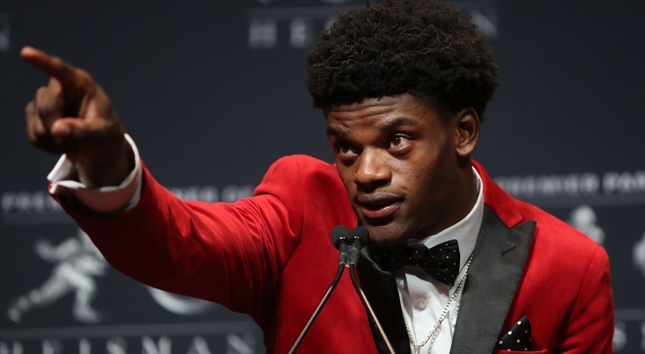 
                <strong>Lamar Jackson - University of Louisville</strong><br>
                Ebenfalls sehr gute Chancen  in der ersten Runde gepicked zu werden, hat Lamar Jackson. Ein möglicher Landepunkt für den Überflieger aus Louisville sind die Denver Broncos. Jackson überzeugte bereits in seinem zweiten College-Jahr durch seine Athletik und konnte 2016 die Heisman Trophy für den besten College-Spieler gewinnen. Unter Experten gilt er als Michael Vick 2.0.
              