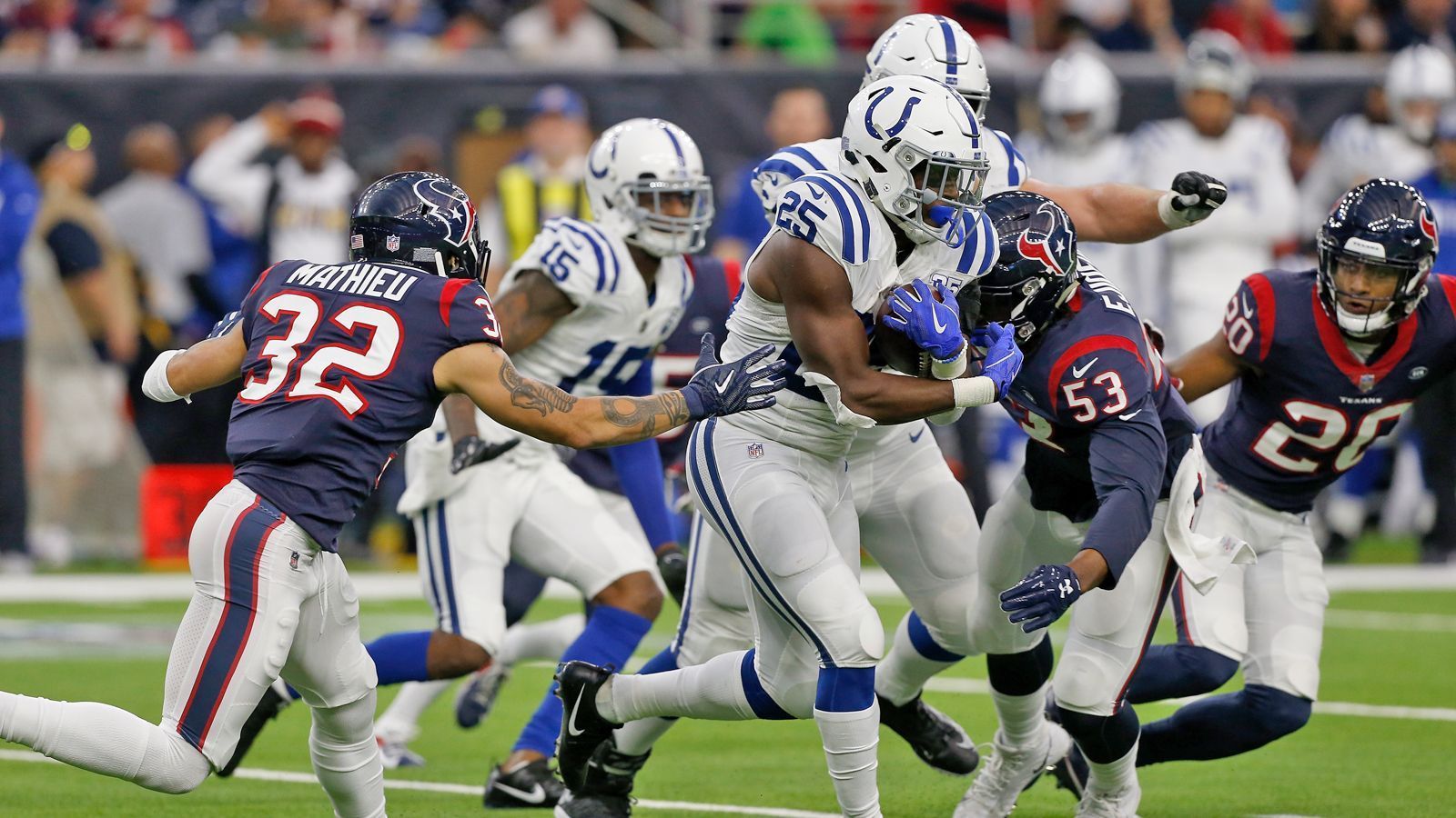 
                <strong>GEWINNER: Marlon Mack</strong><br>
                Die Rush-Defense der Houston Texans war in der Regular Season die drittbeste der Liga, nur 82,7 Yards pro Spiel ließen J.J. Watt und Co. durchschnittlich zu. Auftritt Marlon Mack. Der Running Back der Indianapolis Colts überrennt die Texans in der Wild Card Round fast im Alleingang, läuft für 148 Yards und einen Touchdown. Unterstützt von einer überragenden O-Line, lässt Mack Houstons Star-Verteidiger teilweise wie Slalomstangen stehen. Head Coach Frank Reich meint in seiner Kabinenansprache nach der Partie, man müsse das Duell "up front", also an der Line für sich entscheiden, um Playoff-Spiele zu gewinnen. Das tun die Colts. Und Mack ist an diesem Tag der große Profiteur.
              