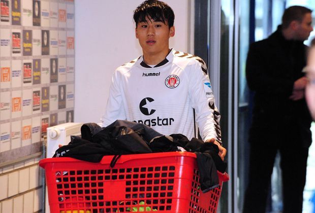 
                <strong>Das ist Kyoung-Rok Choi</strong><br>
                Ein glückliches Händchen des Pauli-Trainers, denn bisher trainierte Choi zwar mit den Profis, kam aber nur für die U23-Mannschaft zum Einsatz. Dort konnte der Südkoreaner in 22 Spielen der Regionalliga Nord fünf Tore erzielen.
              