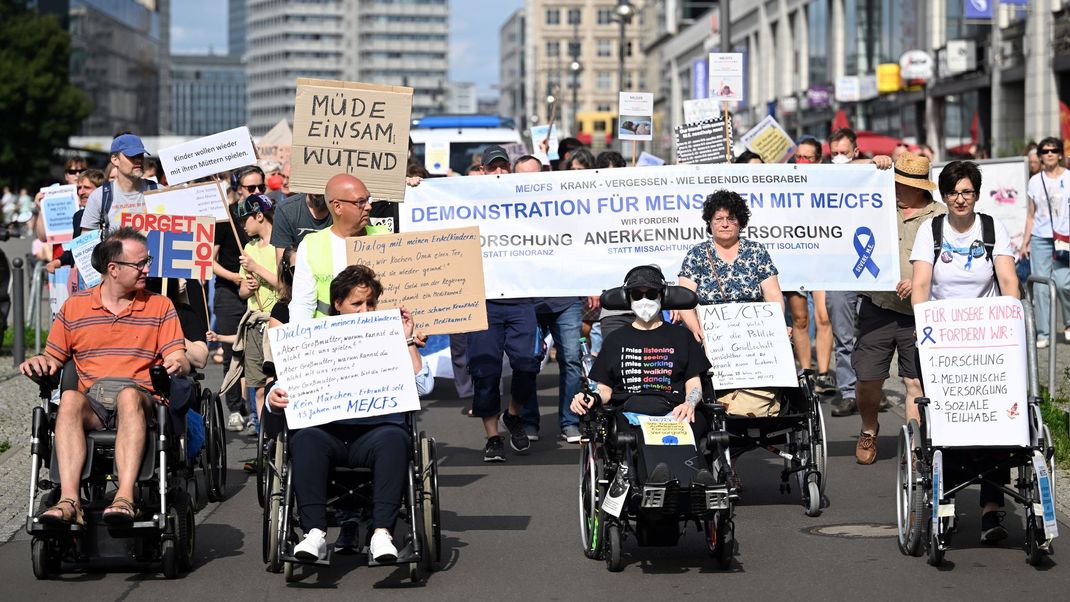 Demonstrant:innen in Berlin fordern mehr Forschung und Sichtbarkeit für ME/CFS.