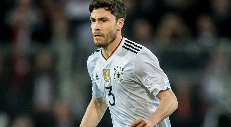 
                <strong>Jonas Hector</strong><br>
                Jonas Hector: Der Kölner wurde zum ersten Mal in der 15. Minute auffällig, als er einfach mal drauf hielt und die Kugel knapp neben das Tor setzte. Bereitete anschließend den Führungstreffer mustergültig vor, ansonsten machte der Linksverteidiger aus den Räumen auf der linken Außenbahn aber oft zu wenig. In der Defensive leistete sich der 26-Jährige ein paar kleine Nachlässigkeiten, die aber folgenlos blieben. Glänzte in der zweiten Hälfte mit dem Assist zum 4:1. ran-Note: 3
              