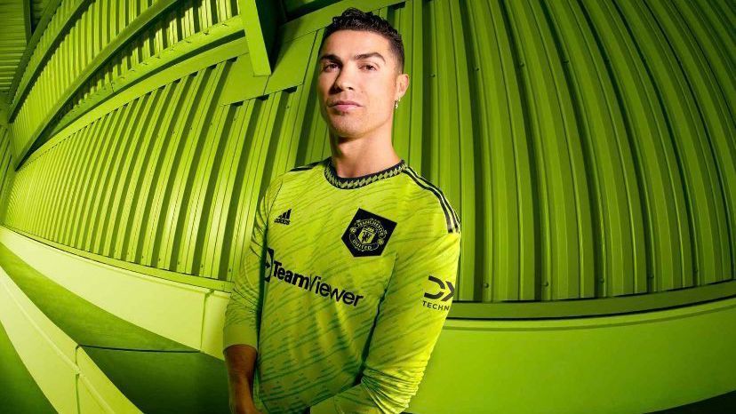 
                <strong>Manchester United Ausweichtrikot 2022/23</strong><br>
                Wie sehr willst du mit deinem Ausweichtrikot auffallen? Manchester United: Ja. Die Engländer laufen künftig in einem grellen neon-grün über den Rasen und setzen laut Webseite bewusst auf einen krassen Kontrast zwischen Heim-/Auswärtstrikot (klassisch in Rot bzw. Weiß) und dem Ausweichtrikot. Ein grafisches Muster rund um den Kragen soll zudem an den Stil der 1990er-Jahre erinnern. 
              