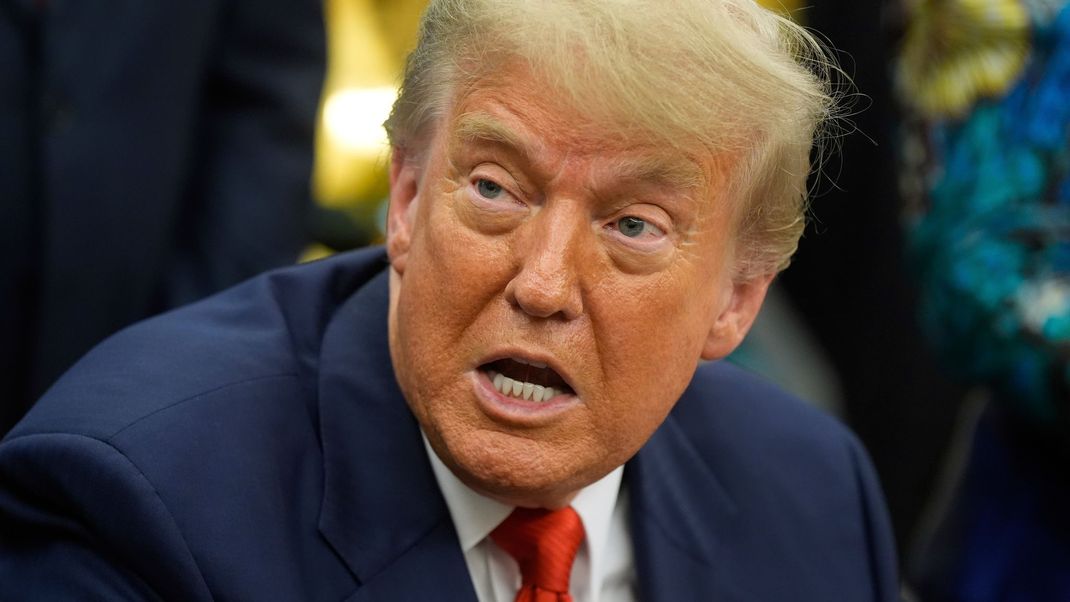 Donald Trump vergleicht das Korruptionsverfahren gegen Israels Premierminister Benjamin Netanjahu mit einer "politischen Hexenjagd".
