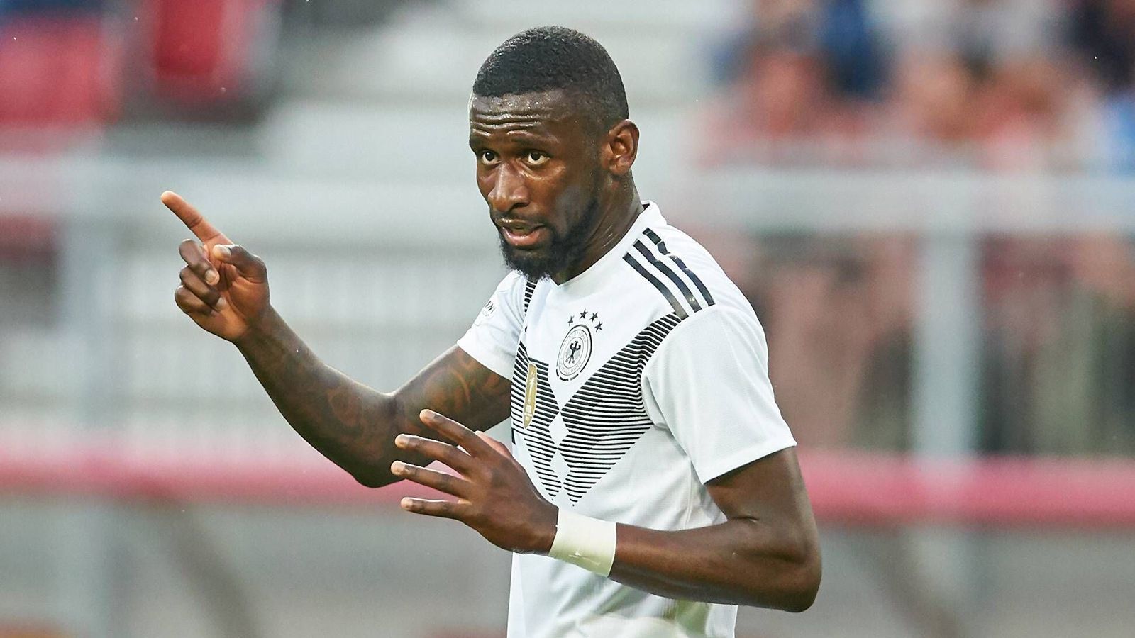 
                <strong>Gewinner: Antonio Rüdiger</strong><br>
                Der 25-Jährige hat sich hinter Jerome Boateng und Mats Hummels klar als Verteidiger Nummer drei positioniert. Außerdem ist er durch seine Auslandserfahrung gereift und meinungsstark. In Interviews bezieht er eindeutig Stellung, sein Auftreten zeigt Souveränität auf und neben dem Platz - Souveränität, die sich manch anderer im DFB-Team abschauen sollte.
              