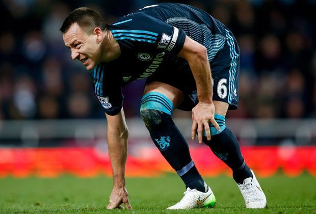 
                <strong>John Terry (FC Chelsea)</strong><br>
                Spätestens nachdem John Terry beim FC Chelsea ein weiteres Jahr verlängert hat, ist der 34-Jährige zur Blues-Ikone aufgestiegen. "Er ist ein Verteidiger der Extraklasse und hat sich den neuen Vertrag komplett verdient", würdigt Chelsea-Coach Jose Mourinho seinen Schützling.
              