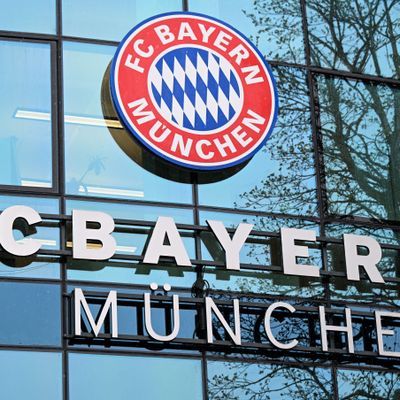 Das Logo vom FC Bayern München ist am Vereinsgelände an der Säbener Straße zu sehen. 