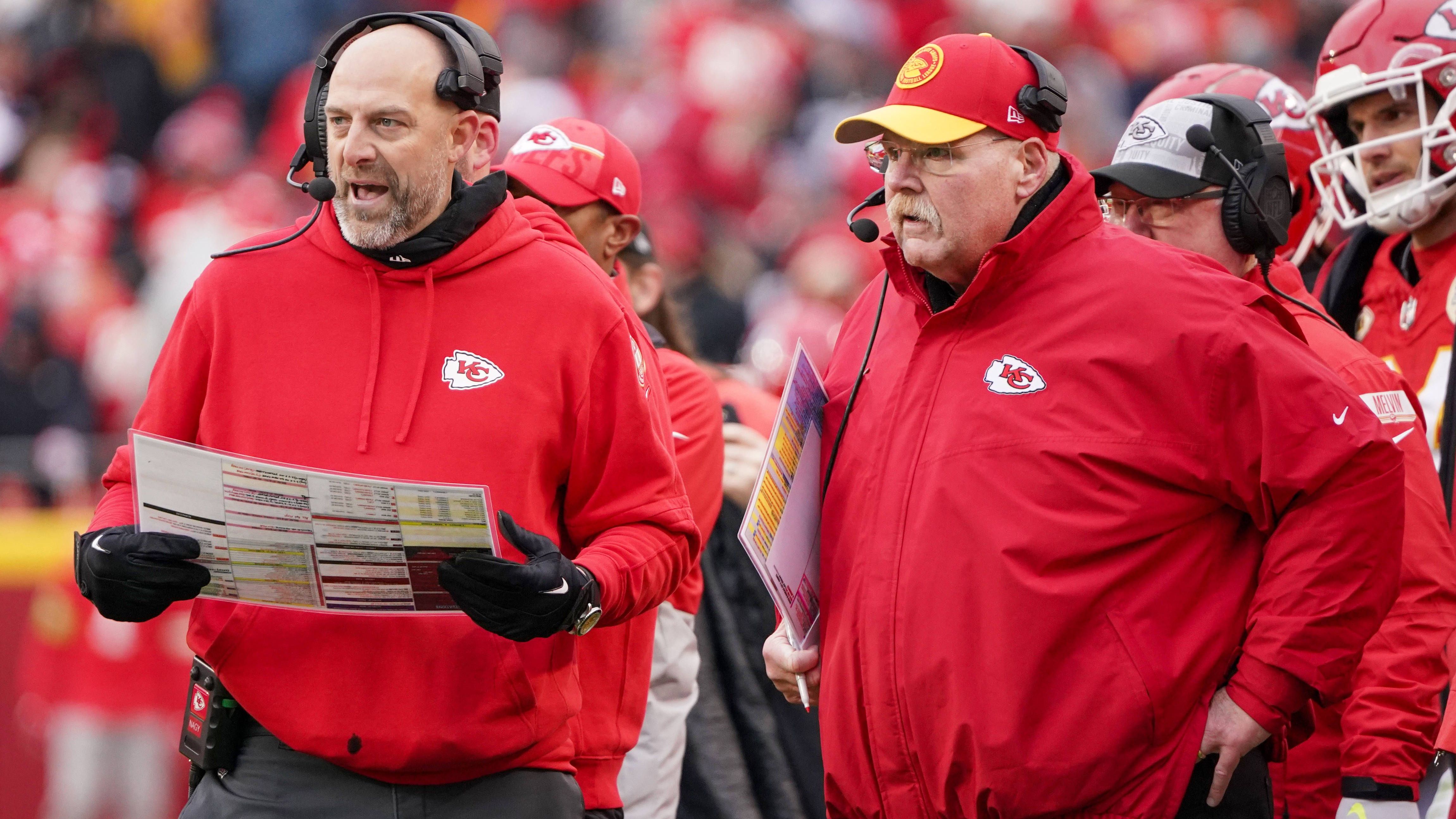 <strong>Matt Nagy</strong><br>Erstmals trafen Matt Nagy und Reid in Philadelphia aufeinander, arbeiteten die letzten vier Jahre von Reids Amtszeit zusammen. Dann heuerten beide bei den Chiefs an - Reid als Cheftrainer, Nagy als Quarterbacks Coach und später als Offensive Coordinator. Nach einem Intermezzo als Bears-Cheftrainer von 2018 bis 2021 ist Nagy inzwischen als Offensive Coordinator zurück bei den Chiefs.