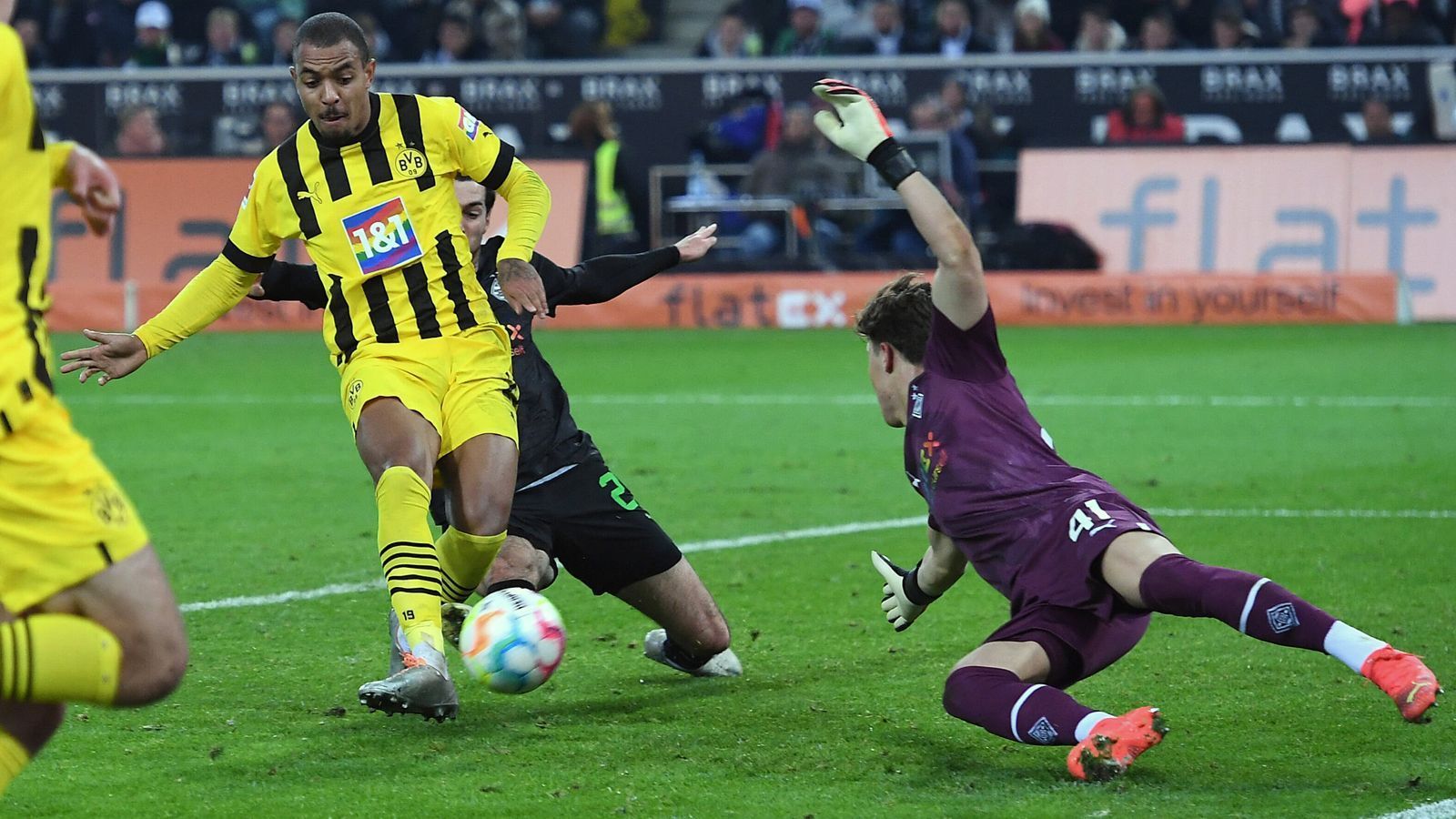 
                <strong>Donyell Malen (Borussia Dortmund)</strong><br>
                Bekommt den Vorzug vor Adeyemi und beginnt auf der linken Außenbahn. Kann seinen Startelfeinsatz aber nicht rechtfertigen. Lange Zeit nicht mit nennenswerten Offensivaktionen. Bringt die Flanke vor der Doppelchance auf Moukoko (33.). Vergibt die Großchance zum Ausgleich kurz vor der Pause nach Pass von Reyna aus kürzester Distanz gegen den Gladbacher Torhüter (44.), der zu diesem Zeitpunkt aber auch unverdient gewesen wäre. Auch nach der Pause weitgehend unsichtbar. Zur 70. Minute ausgewechselt. ran-Note: 
              