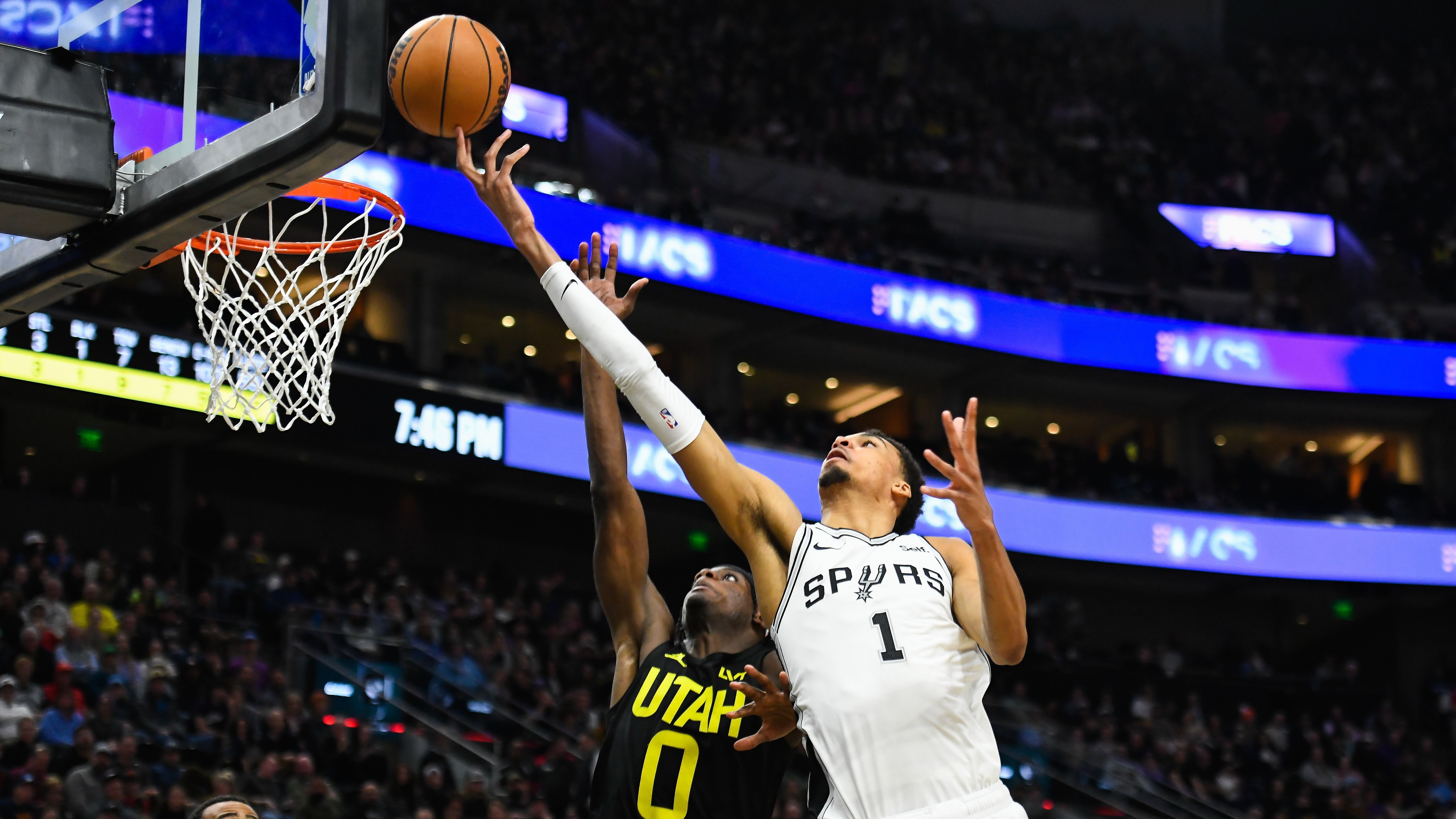 <strong>Victor Wembanyama (San Antonio Spurs, 1. Pick, 1. Runde): All-Rookie First Team</strong><br>Der Nummer-Eins-Pick erfüllte die hohen Erwartungen an ihn, woraufhin er zum "Rookie of the Year" gekürt würde. "Wemby" ist jetzt schon eine defensive Urgewalt. Zudem lieferte er auch offensiv ein Highlight nach dem anderen. In den kommenden Jahren dürfte der Franzose zu den besten Spielern der Liga aufsteigen. Seine Stats waren schon jetzt außergewöhnlich: 21,4 Punkte, 10,6 Rebounds, 3,9 Assists und 3,6 Blocks!