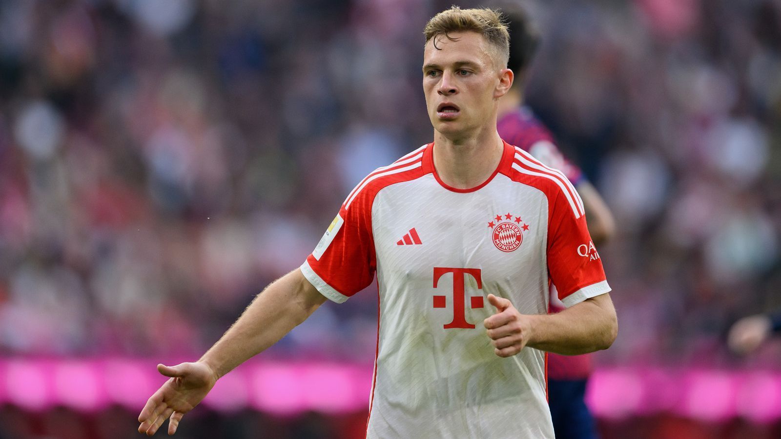 
                <strong>Joshua Kimmich</strong><br>
                Der Sechser, der zwischenzeitlich öffentlich die Leaderrolle für sich reklamierte, wurde dieser aber allzu oft im schwierigen Frühjahr des Rekordmeisters nicht gerecht. Joshua Kimmich, sowohl unter Julian Nagelsmann als auch Thomas Tuchel stets gesetzt, war aber sportlich dennoch wichtig für die Münchner auf dem Weg zum letztendlichen Titel, vor allem durch seine teilweise guten Offensivvorstöße bzw. sein raumöffnendes Passspiel. ran-Note: 4
              