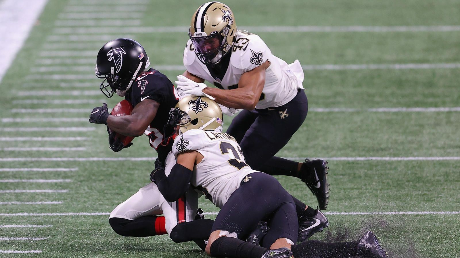 
                <strong>New Orleans Saints: Defense</strong><br>
                In der Defense mangelt es den Saints in der Interior Defensive Line an Durchschlagskraft. In einer schwachen Defensive-Tackle-Klasse könnte New Orleans hier früh zuschlagen. Darüberhinaus ist die Linebacker-Gruppe dünn besetzt, Demario Davis ist zudem schon 32 Jahre alt. Auch in der Secondary müssen die Saints etwas tun, Head Coach Sean Payton bestätigte zuletzt, dass New Orleans dringend auf der Cornerback-Position nachlegen muss. Hier fehlt eine klare Nummer zwei gegenüber von Marshon Lattimore.
              