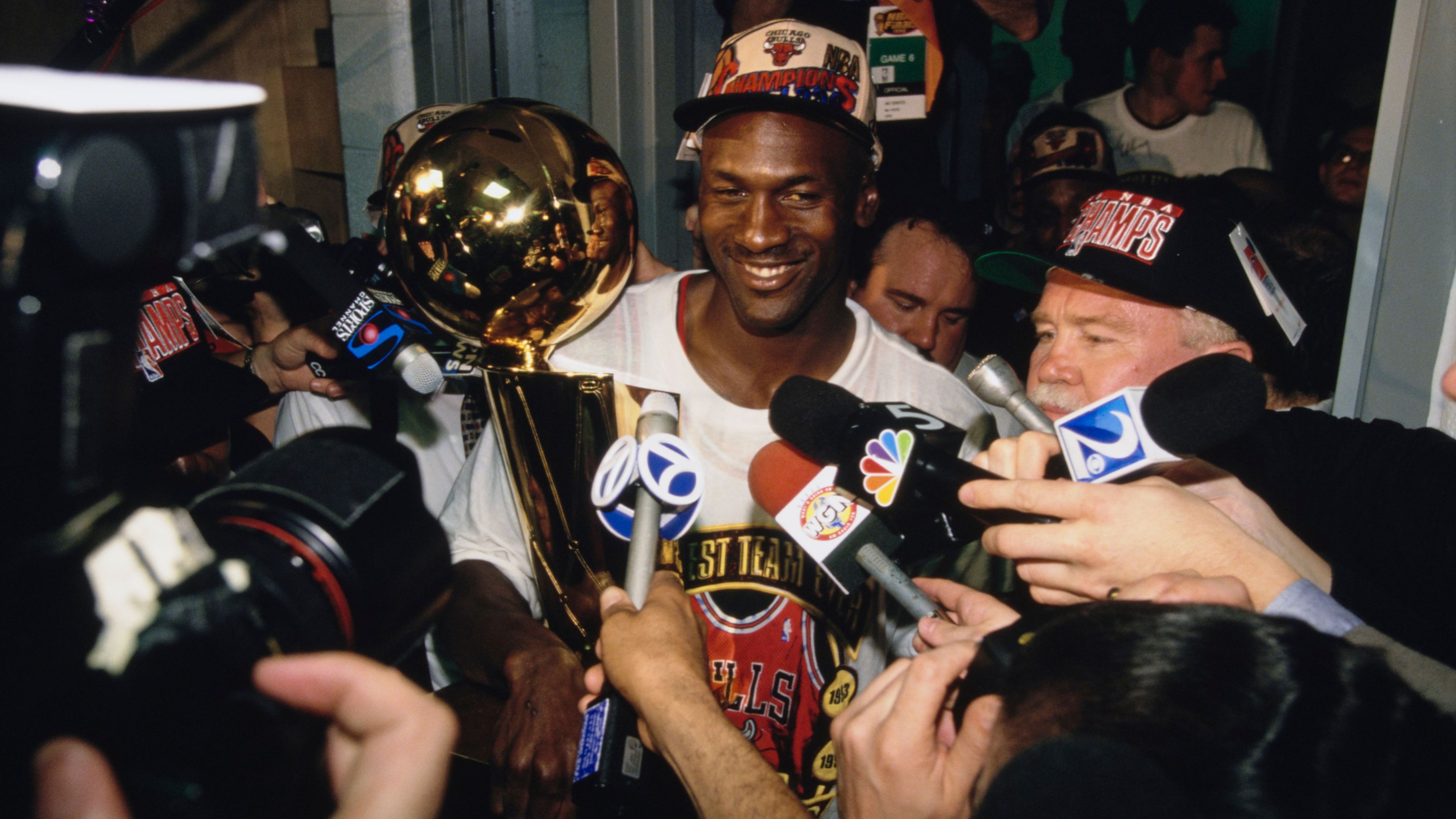 <strong>Michael Jordan (Chicago Bulls) - Finals MVP 1996</strong><br>Serie: Chicago Bulls vs. Seattle SuperSonics (4-2)<br>Finals-Stats: 27,3 Punkte, 5,3 Rebounds und 4,2 Assists in 42,0 Minuten<br>Playoff-Stats: 30,7 Punkte, 4,9 Rebounds und 4,1 Assists in 40,7 Minuten