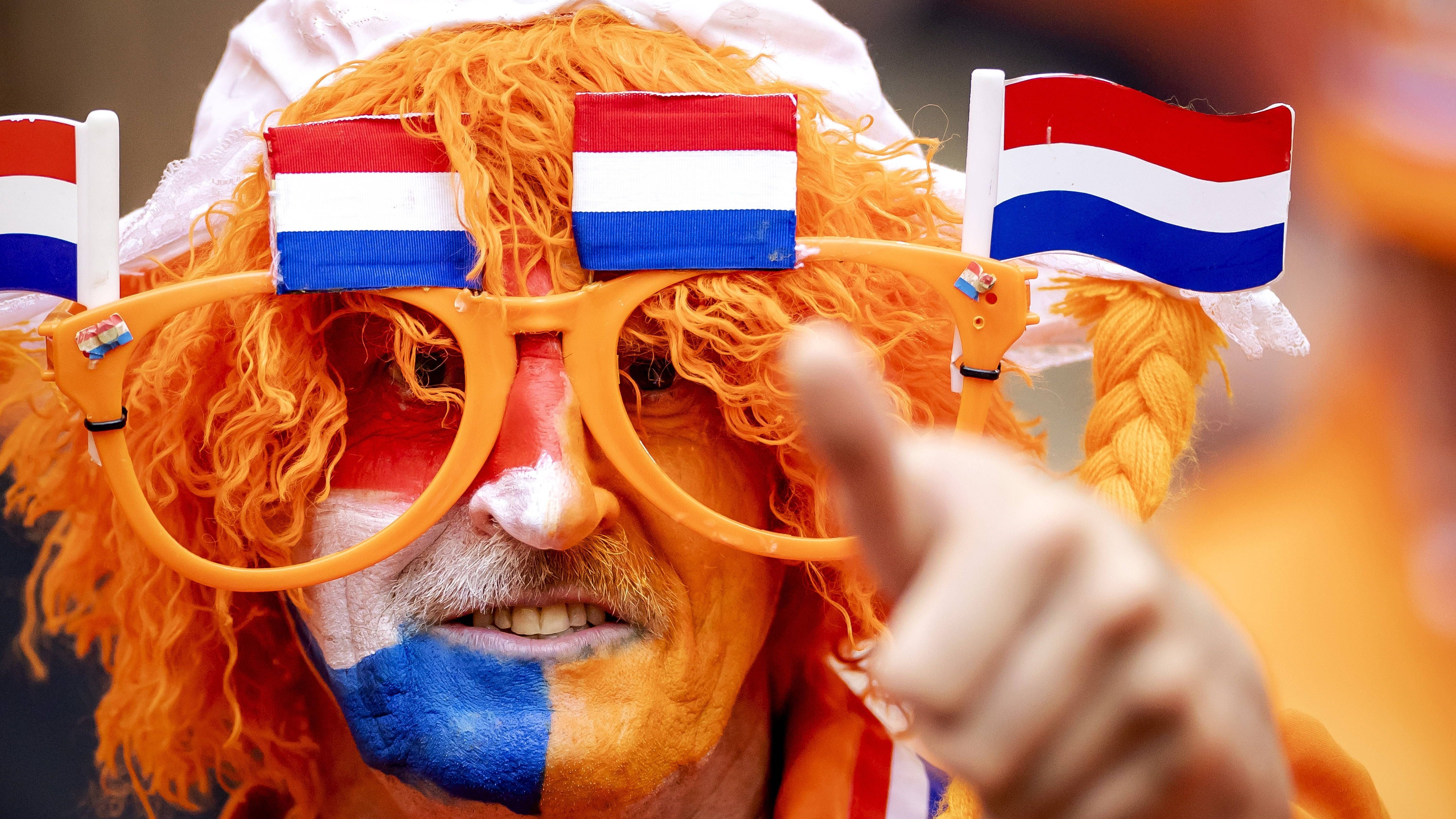 <strong>Oranje - soweit das Auge reicht</strong><br>Tausende Niederländer überschwemmen Hamburg, feiern friedlich auf den Straßen. Verrückte Verkleidungen dürfen nicht fehlen.&nbsp;