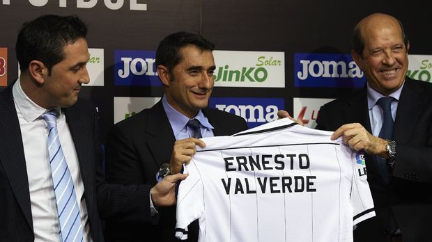 
                <strong>Weitere Stationen: Bei Villarreal (09/10) und Valencia (12/13)</strong><br>
                Ernesto Valverde kennt die Primera Division: Nicht nur durch seinen Herzensverein Bilbao und Espanyol Barcelona, auch bei Villarreal und dem FC Valencia saß der 1,72 Meter kleine Trainer bereits auf der Bank. Bei Villarreal wurde Valverde nach dem 20. Spieltag der Saison 2009/10 entlassen, als das Team auf dem 10. Tabellenplatz stand. In Valencia übernahm er während der Saison, wurde allerdings nach deren Ende wieder entlassen, da die "Fledermäuse" die Qualifikation für die Champions League verpassten. 
              