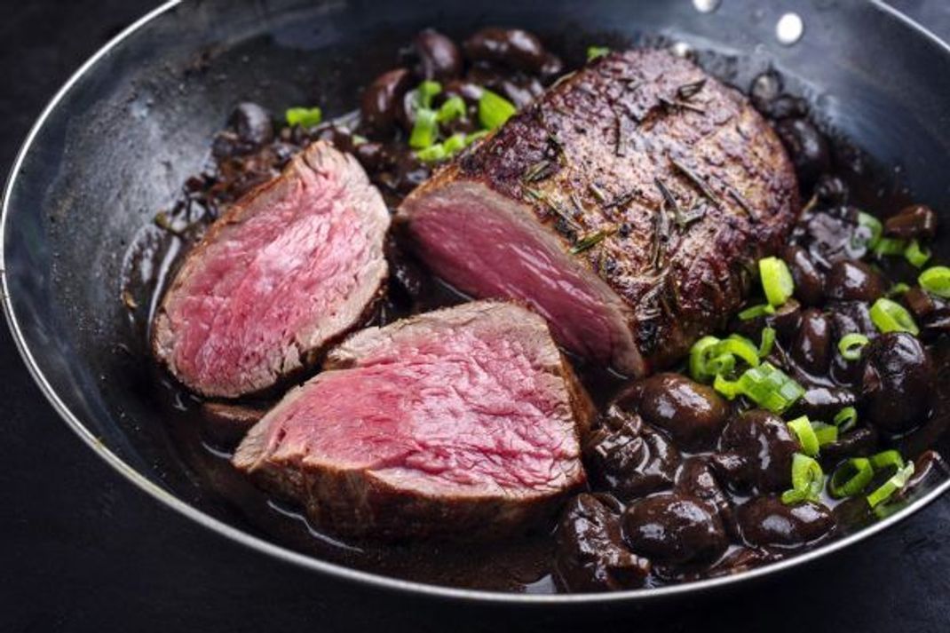 Vorteil beim Rückwärtsgaren: Die Röstaromen werden erst zum Schluss erzeugt, das Steak muss nicht weiter nachgaren und man hat eine krossere Kruste, die nicht wieder aufweicht.