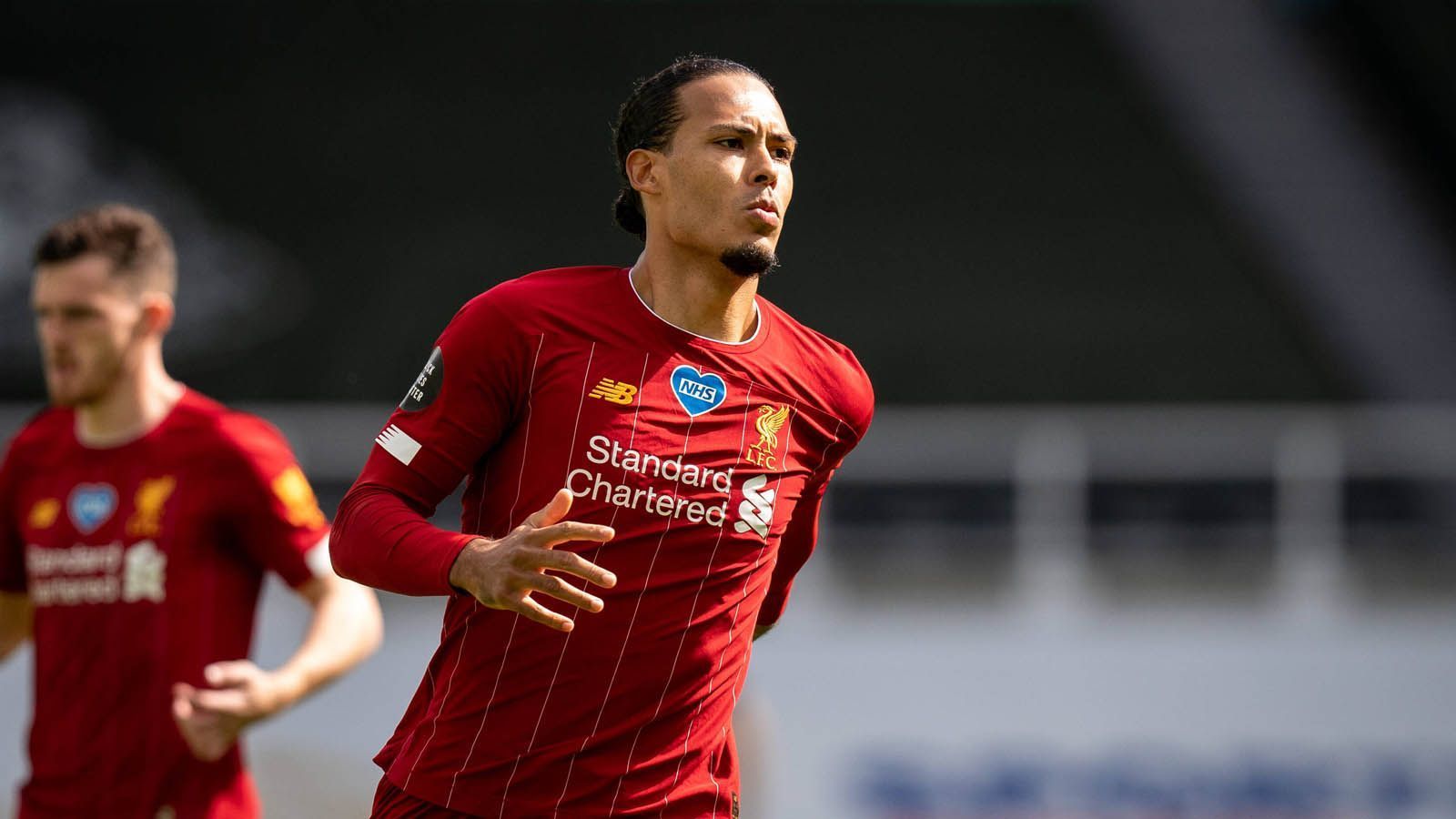 
                <strong>Virgil van Dijk (FC Liverpool)</strong><br>
                Virgil van Dijk hatte mit seinen Leistungen großen Anteil am ersten Meistertitel für den FC Liverpool seit 30 Jahren. Der niederländische Innenverteidiger verkörpert längst absolute Weltklasse. Aber bis ein Verteidiger Weltfußballer wird, muss einiges passieren. Der letzte Abwehrmann, dem das Kunststück gelang, war Fabio Cannavaro 2006.
              
