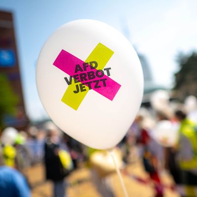 Finanzminister Klingbeil will die Möglichkeit eines Parteiverbots für die AfD klären. 