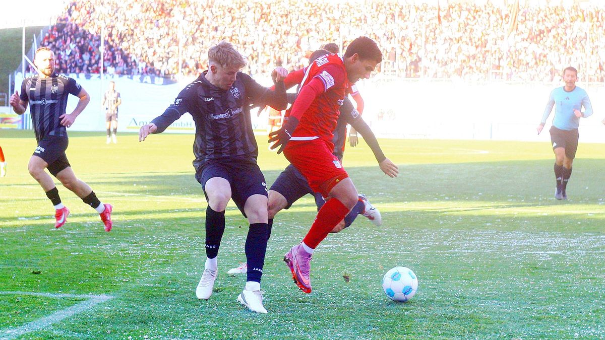 Julius Bochmann (Chemnitz, links) im Zweikampf mit Cemal Sezer (Zwickau) Fußball Regionalliga Nordost 2025 26 FSV Zwickau - Chemnitzer FC am 22.11.2025 FSV Zwickau - Chemnitzer FC *** Julius Bochma...