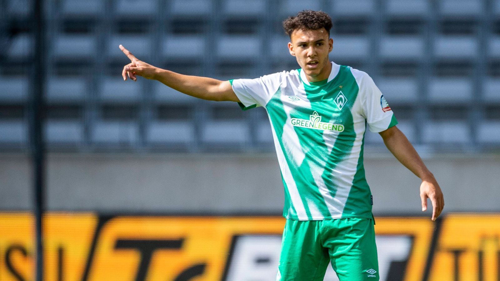 
                <strong>Werder Bremen: Lee Buchanan</strong><br>
                Bei manchen Bremen-Fans ist er schon der neue Liebling. Lee Buchanan wurde für die defensive linke Seite geholt und verdrängt dort womöglich direkt den aktuell angeschlagenen Anthony Jung. Seine Leistungen in der Vorbereitung bestätigen, dass die Verpflichtung des 21-jährigen Engländers eine gute Sache war. Beim 6:1 gegen den FC Groningen bejubelte er seinen ersten Treffer für die Grün-Weißen.Eine gute Sache ist auch der ran Bundesliga Manager. Jetzt mitspielen! Zu gewinnen gibt es u.a. eine Sony Playstation 5 und einen LG 43 Zoll UHD 4K Smart TV.
              