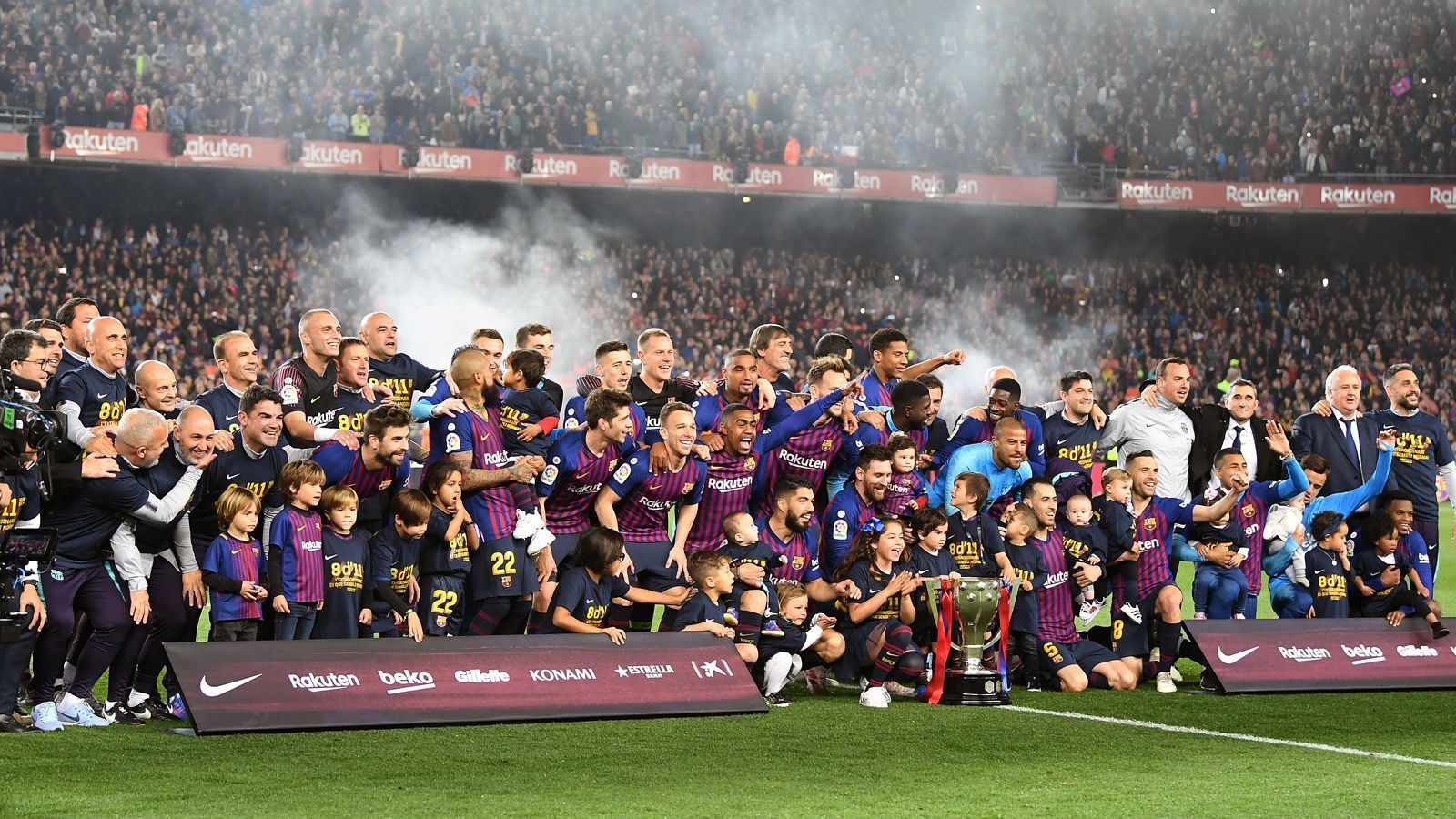 
                <strong>La Liga: FC Barcelona</strong><br>
                Dem FC Barcelona langte ein schnöder 1:0-Heimsieg gegen Levante am 35. Spieltag, um sich vorzeitig den Titel in La Liga zu sichern. Für die Entscheidung sorgte - welche Überraschung - einmal mehr Lionel Messi. Damit haben die Katalanen in den zurückliegenden zehn Jahren acht Mal den spanischen Meistertitel geholt. Mit 83 Punkten kann Barca zwar punktemäßig noch von Atletico Madrid eingeholt werden, doch der direkte Vergleich zählt, wodurch wiederum die Katalanen auf jeden Fall vor den Madrilenen bleiben würden.
              