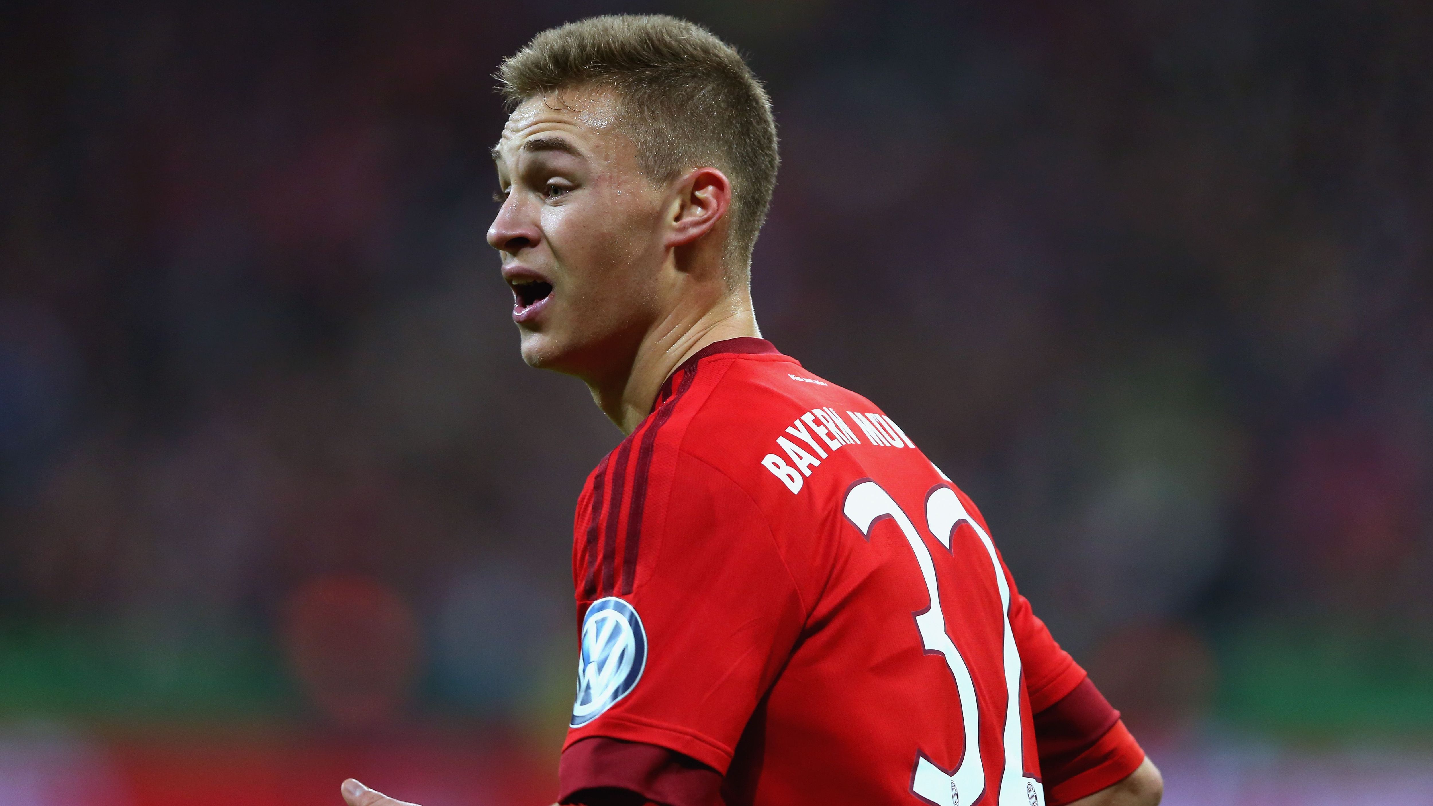 <strong>Saison 2015/16: Wechsel zum FC Bayern</strong><br>Seine Leistungen riefen den FC Bayern auf den Plan, der im Sommer 2015 8,5 Millionen Euro an den VfB Stuttgart überwies, der Kimmich zuvor via Rückkaufoption aus Leipzig zurückgeholt hatte. In München musste er im Starensemble von Pep Guardiola zunächst um seine Einsätze kämpfen, doch der Spanier fand schnell Gefallen an seinem Neuzugang.