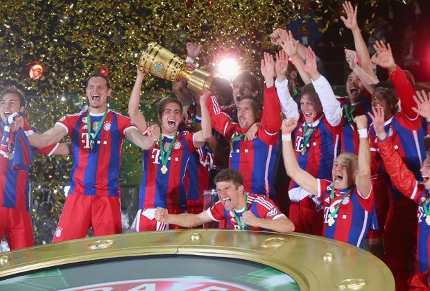 
                <strong>Zehntes Double: So feiern die Bayern</strong><br>
                Da ist das Ding! Philipp Lahm bekommt den DFB-Pokal als erster in die Hand...
              