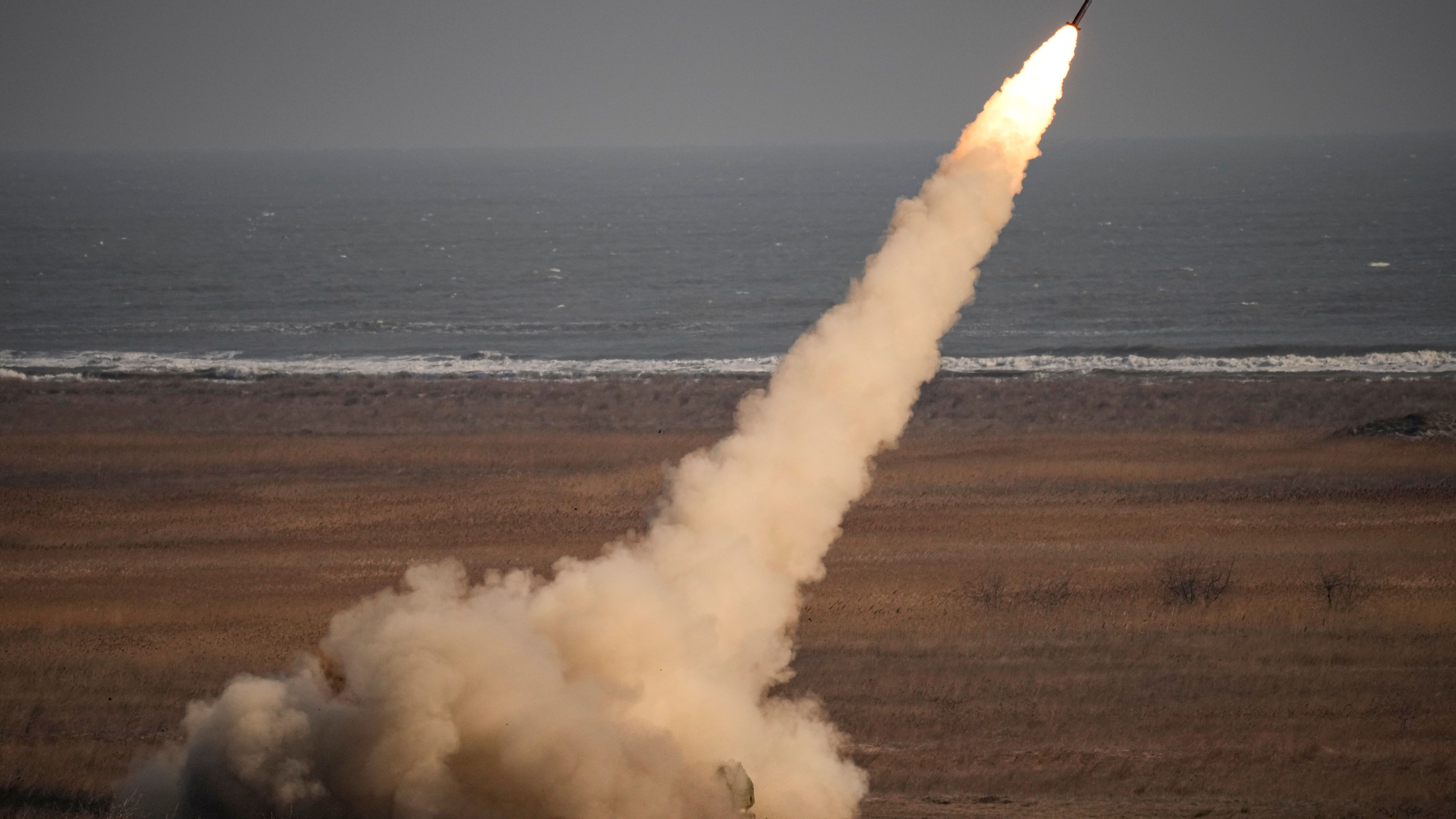 Ein Mehrfachraketenwerfer vom Typ "HIMARS" feuert eine Rakete ab.