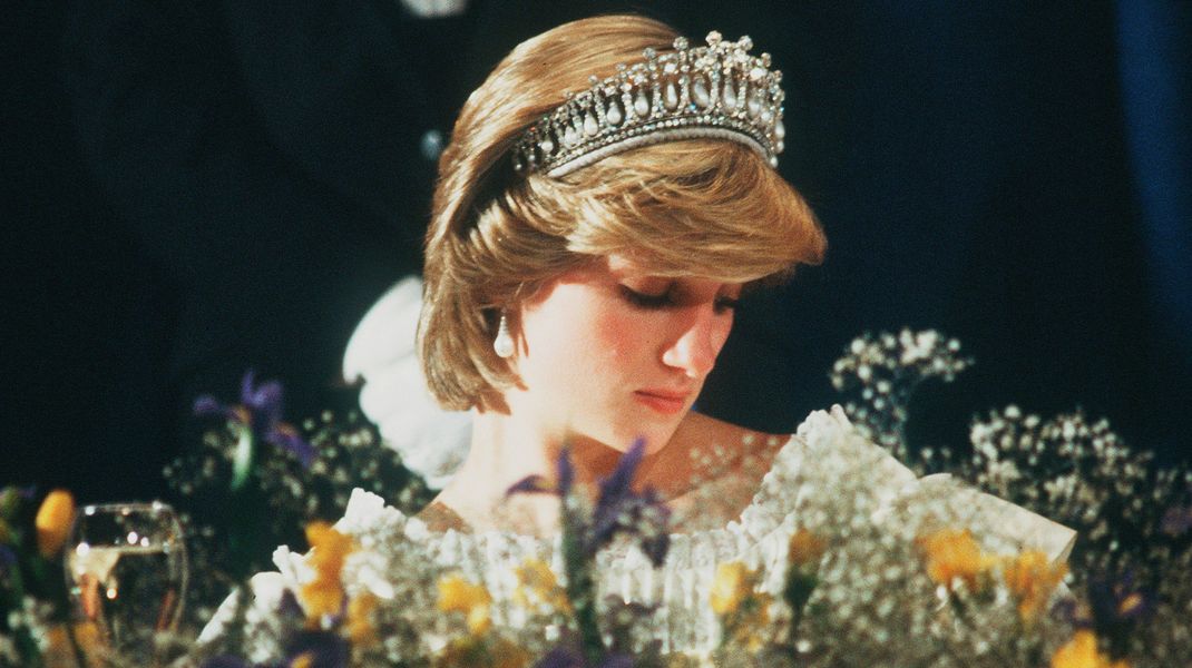 Princess Diana trug bei einem Besuch im Jahr 1983 in Aukland, Neuseeland das sogenannte "Cambridge Lover's Knot"-Tiara. Wie ironisch, da ihre Ehe für sie immer beklemmender wurde.