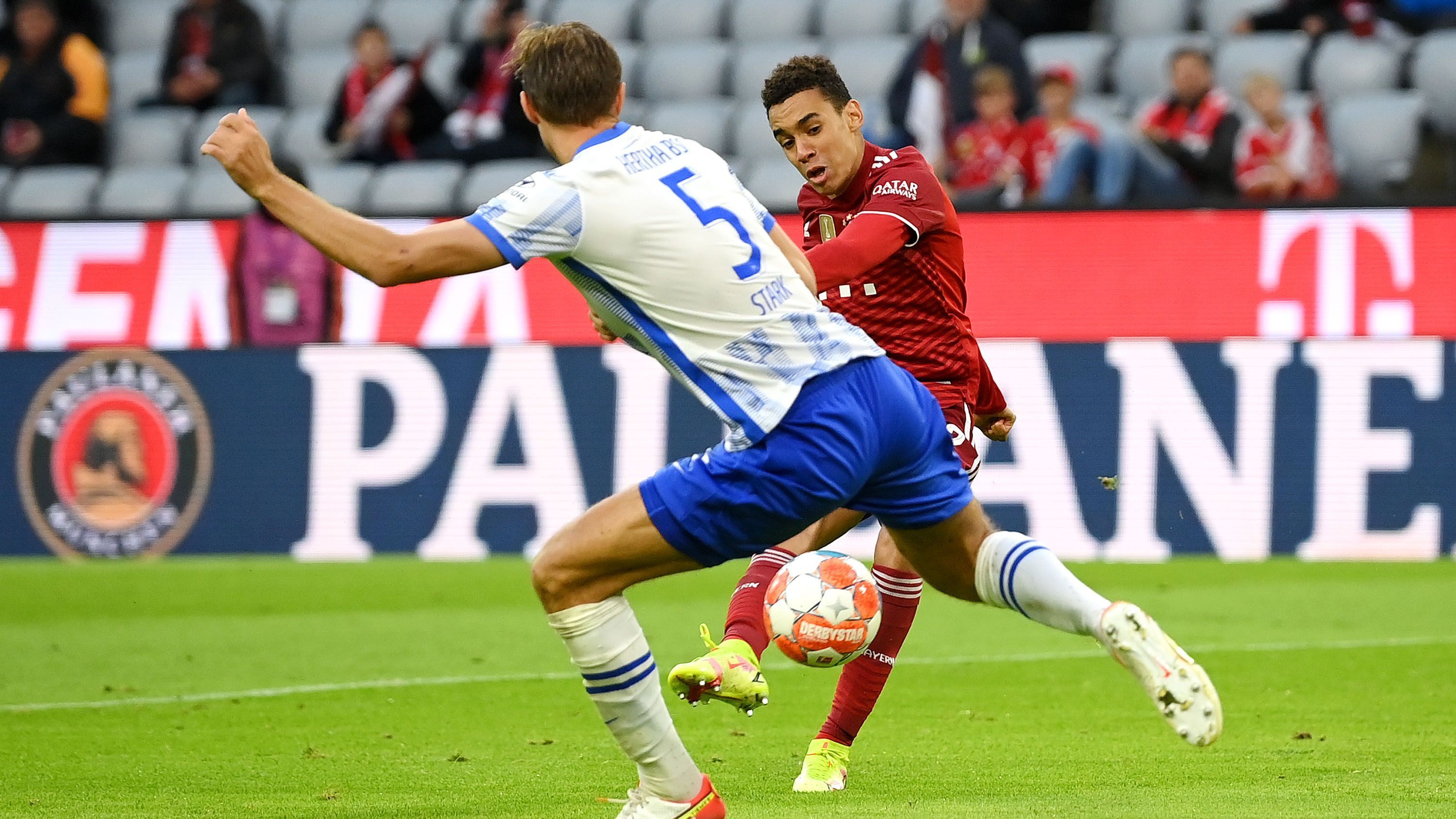 
                <strong>Spielfreudig, zweikampfstark und torgefährlich - Jamal Musiala gegen Hertha BSC</strong><br>
                In der 49. Minute krönt der Youngster dann deine gute Leistung. Kurz vor dem Strafraum verliert Musiala erst den Ball, ehe Müller nachsetzt und die Kugel zurückerobert. Der Jung-Nationalspieler erhält den Ball zurück, zieht ohne große Gegenwehr von links in den Berliner Strafraum und schlenzt das Leder in bester Arjen-Robben-Manier eiskalt in die rechte, untere Ecke.
              