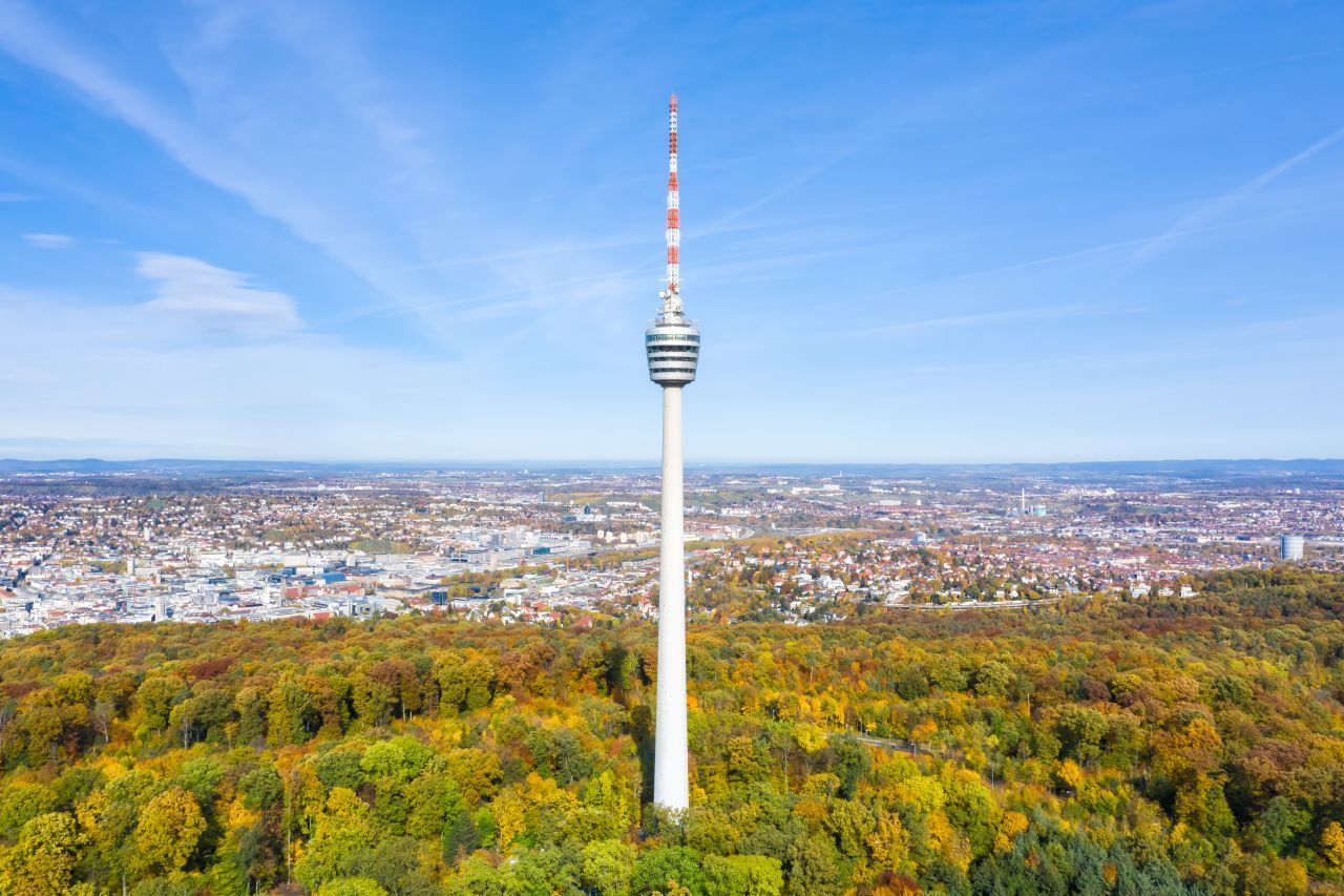 Der weltweit erste Fernseh-Turm steht in Stuttgart. Er wurde 1956 eingeweiht. Der Turm hat Sendetechnik für Funk und Fernsehen, eine Aussichtsplattform und Gastronomie.