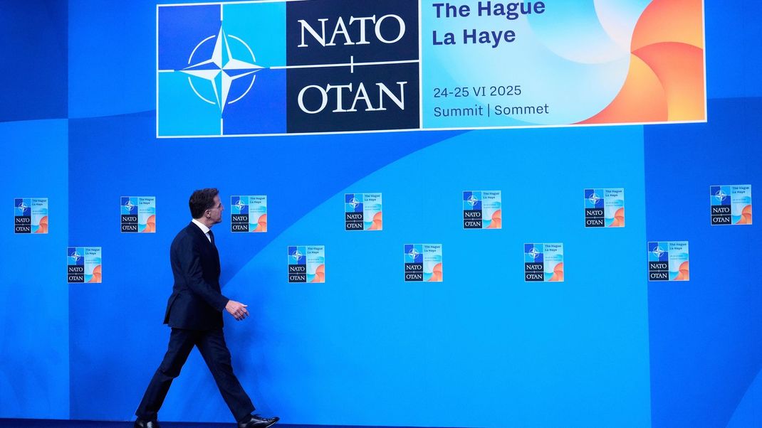 NATO-Chef Mark Rutte (Bild) hat beim Gipfel in Den Haag vor allem eine Aufgabe: Donald Trump bei Laune halten.