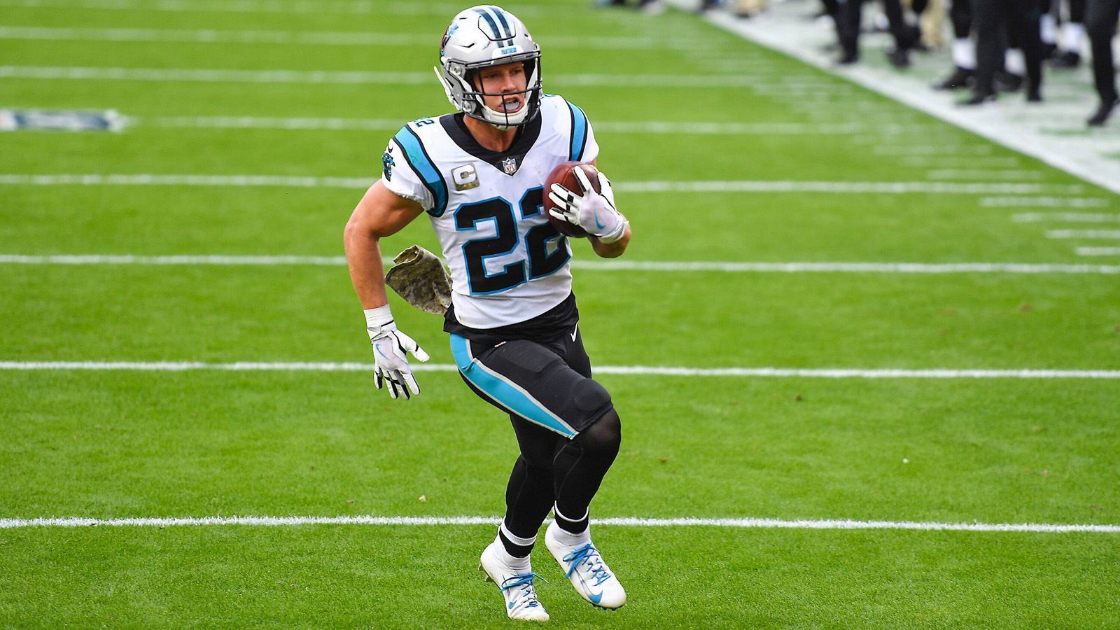 
                <strong>5. Christian McCaffrey (Carolina Panthers)</strong><br>
                Christian McCaffrey ist ein weiterer Superstar, der vergangene Saison verletzungsbedingt kaum zum Einsatz kam und dennoch auf einen der vorderen Plätze gewählt wurde. In den drei Spielen, die er absolvierte, kam er auf 225 Rushing Yards, 149 Receiving Yards und sechs Touchdowns. Im vergangenen Jahr wurde er noch auf Platz 2 gewählt.
              