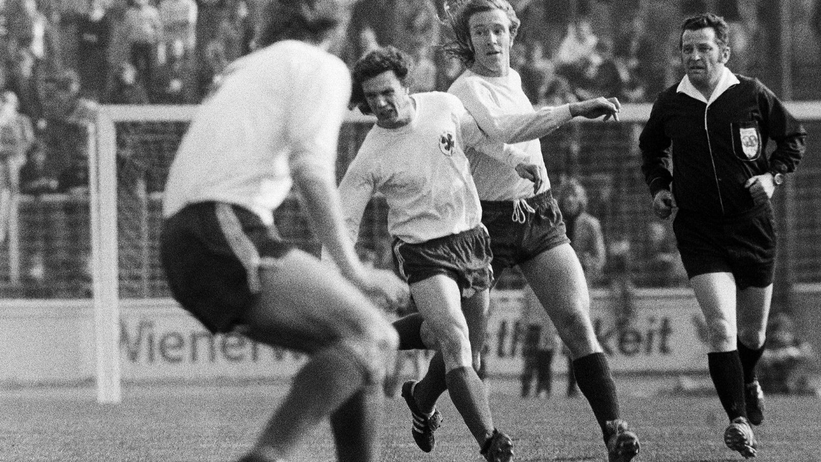 
                <strong>Rot-Weiß Oberhausen (72/73)</strong><br>
                In der Saison 1972/1973 war Rot-Weiß Oberhausen das große Sorgenkind. Der Auftakt gegen den FC Bayern München ging mit 0:5 in die Hose. Es folgten vier weitere Niederlagen. Den ersten Sieg fuhr RWO am 6. Spieltag gegen den Wuppertaler SV ein. Doch das half letztendlich nichts: Oberhausen stieg als Tabellenletzter ab.
              
