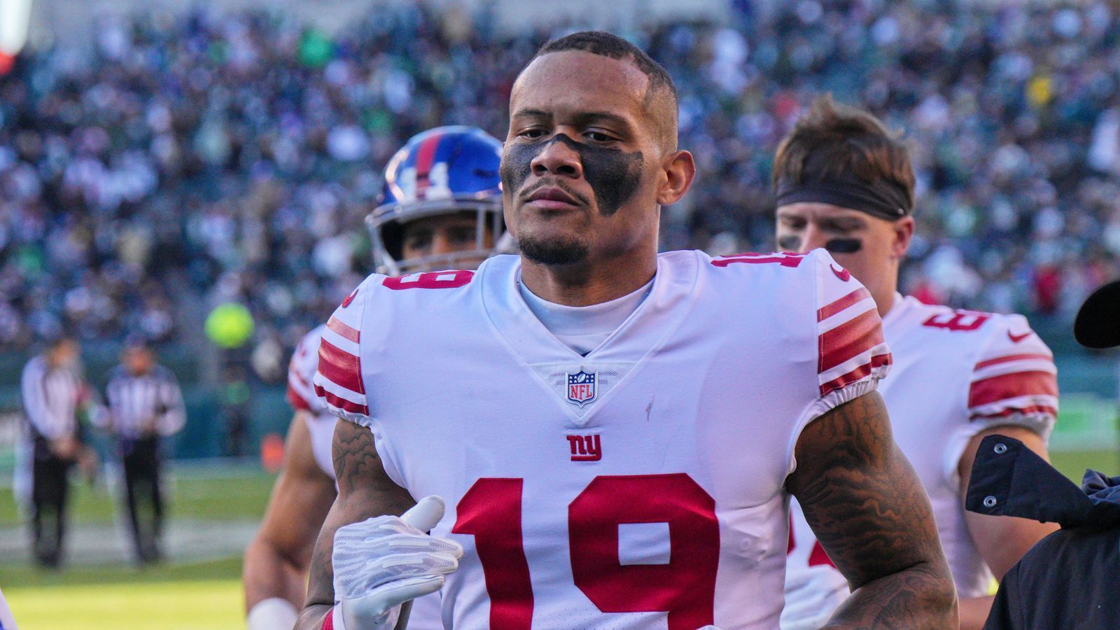 
                <strong>Kenny Golladay (New York Giants)</strong><br>
                Golladay ist bei den Giants trotz eines hochdotieren Vertrages (72 Millionen Dollar für vier Jahre) unzufrieden mit seinen Einsatzzeiten. Bei einem möglichen Golladay-Wechsel nach Green Bay müssten die Packers wohl einen großen Teil seines Vertrages übernehmen. Zwar kam er in vier der bisherigen sechs Saisonspiele der "Big Blue" zum Einsatz, wurde aber nur insgesamt sechs Mal von seinem Quarterback angeworfen und fing nur zwei der Bälle in seine Richtung für 22 Yards.
              
