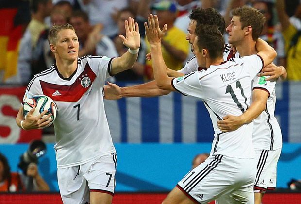 
                <strong>Rihanna und Miroslav Klose</strong><br>
                ...der grüßt auf seinem Twitter-Account: "Willkommen im Klub #klose. Ich kann mir gut deine Freude vorstellen. Was für eine schöne WM." Bastian Schweinsteiger (l.) freut sich natürlich ebenso mit dem Teamkollegen.
              