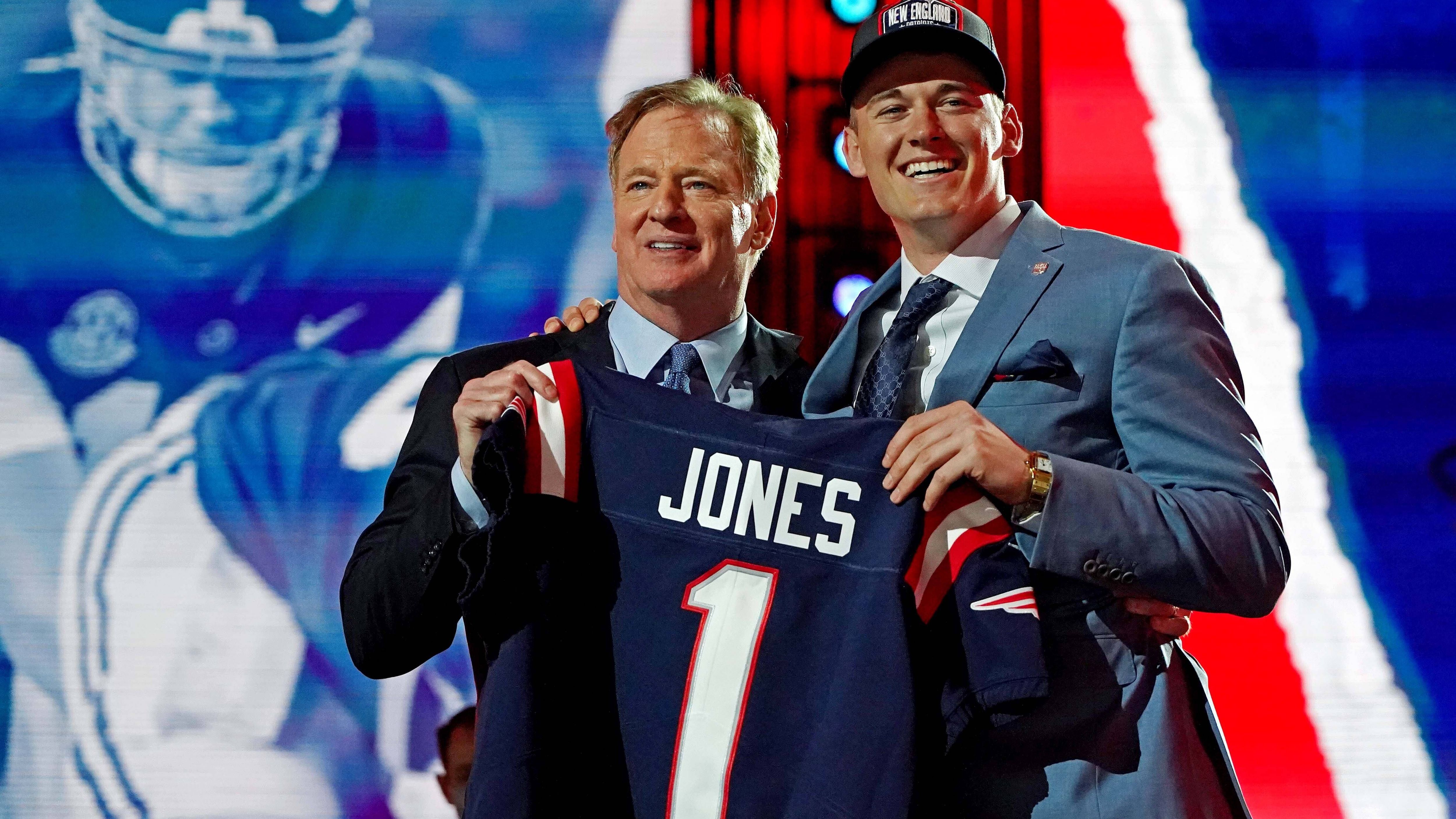 <strong>Mac Jones (15. Pick 2021, New England Patriots)</strong><br>Als Rookie spielte Jones groß auf und führte die Patriots mit 3.801 Passing Yards, 22 Touchdowns und 13 Interceptions zu einer 10:7-Bilanz und in die Playoffs. In der Folge wurde er zudem Zweiter bei der Wahl zum Offensive Rookie of the Year. Danach kam jedoch der Bruch. Jones konnte in den beiden kommenden Spielzeiten die Marke von 300 Receiving Yards nicht mehr überbieten.