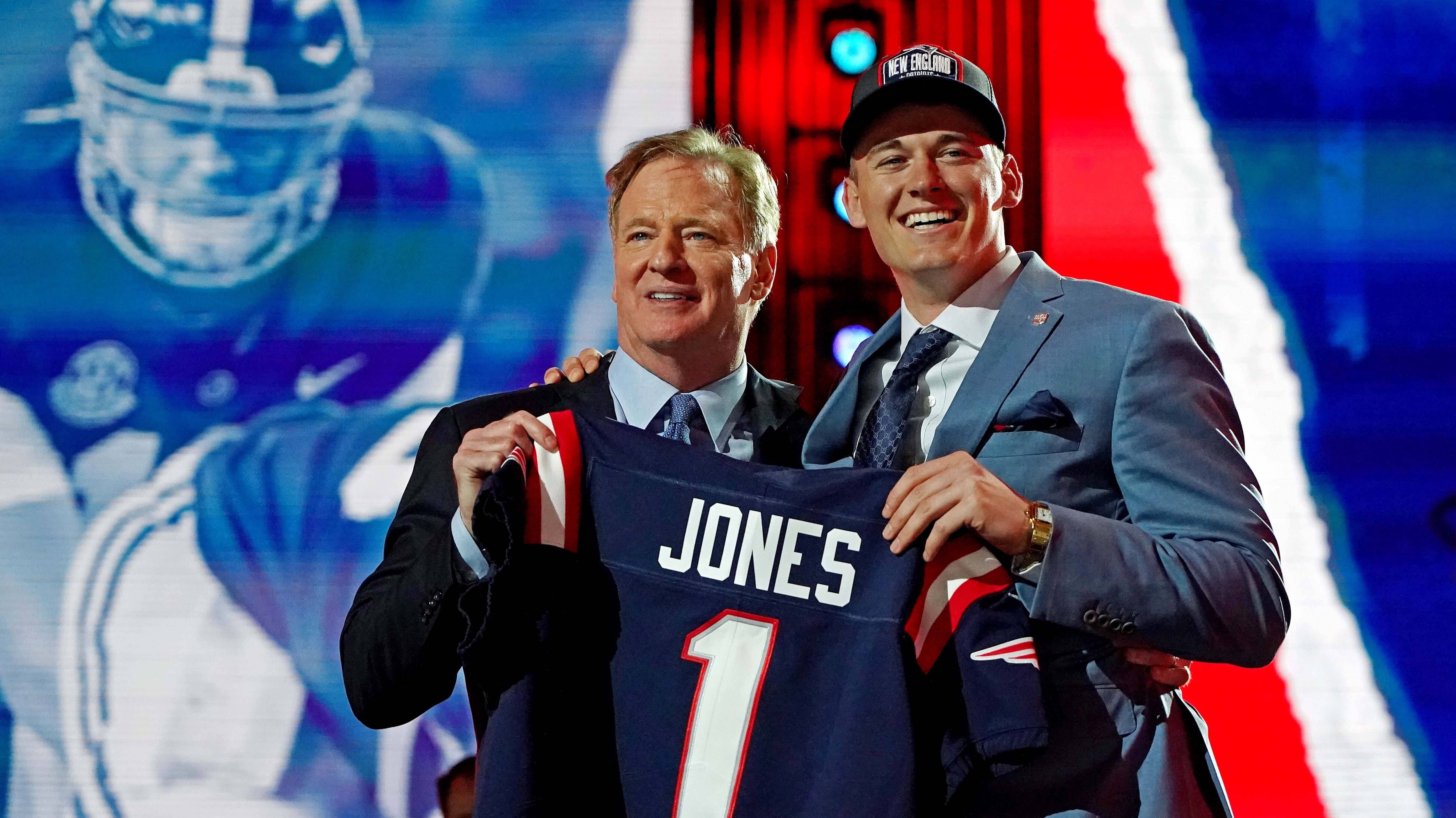 <strong>Mac Jones (New England Patriots, Jacksonville Jaguars)</strong> <br>Nach einer überzeugenden Rookie-Saison wirkte Mac Jones wie ein Glücksgriff - im Quervergleich mit den anderen Quarterbacks des Jahrgangs. Doch der 15. Pick im NFL Draft konnte nicht mehr an seine Leistungen anknüpfen. Ein Formtief jagte das nächste, die Patriots versanken in den letzten beiden Spielzeiten in der sportlichen Irrelevanz.&nbsp;