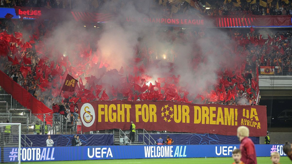 Pyro und Banner der Gala Fans, GER, Eintracht Frankfurt vs Galatasaray Istanbul, Fussball, UEFA Champions League, Ligaphase, 1. Spieltag, Spielzeit 2025 2026, 18.09.2025 GER, Eintracht Frankfurt vs...