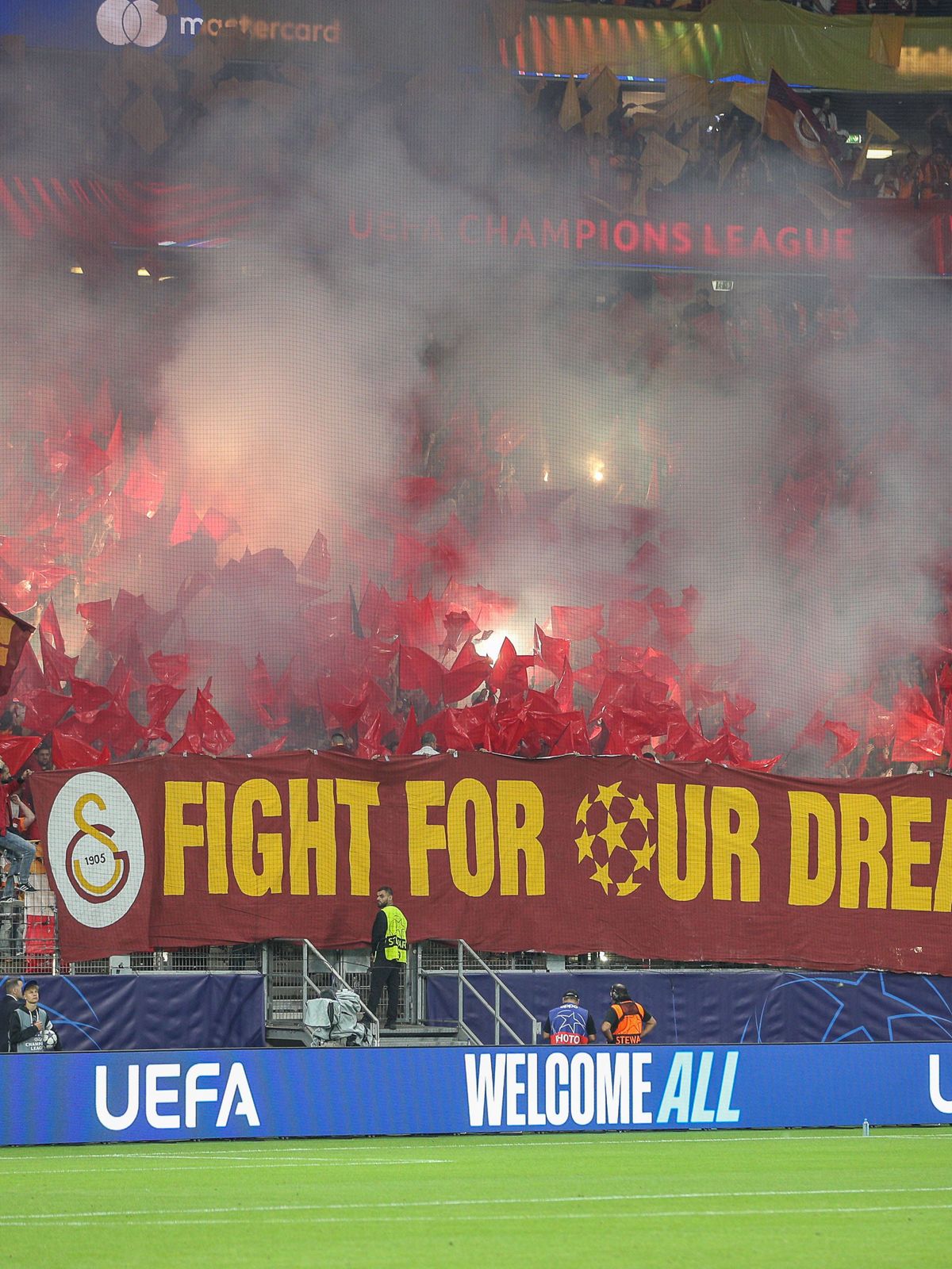 Pyro und Banner der Gala Fans, GER, Eintracht Frankfurt vs Galatasaray Istanbul, Fussball, UEFA Champions League, Ligaphase, 1. Spieltag, Spielzeit 2025 2026, 18.09.2025 GER, Eintracht Frankfurt vs...