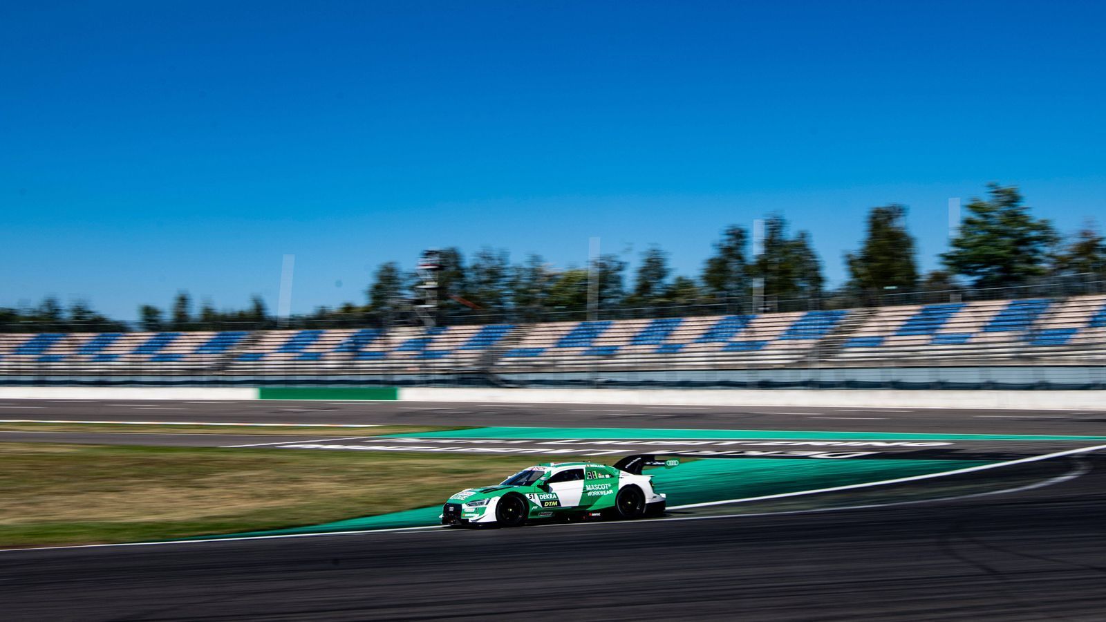 
                <strong>Fans fehlen</strong><br>
                Auf dem Lausitzring fanden wie beim Auftakt in Spa Geisterrennen statt, die Tribünen, vor allem die riesige Haupttribüne, waren leergefegt. Das gehört zu den Sicherheitsauflagen wegen der Corona-Pandemie, trotzdem ist es ein Umstand, an den sich die Fahrer nur schwer gewöhnen können. "Das ist sehr traurig, es ist extrem leise und fühlt sich leer an", sagte BMW-Pilot Philipp Eng. Der Österreicher kann sich nicht mehr daran erinnern, wann er das letzte Autogramm geschrieben hat. "Ich hoffe wirklich, dass sie bald zurückkommen, denn sie machen wirklich den Unterschied." Die gute Nachricht: In Assen (4.-6. September) sind 10.000 Fans pro Tag geplant.
              