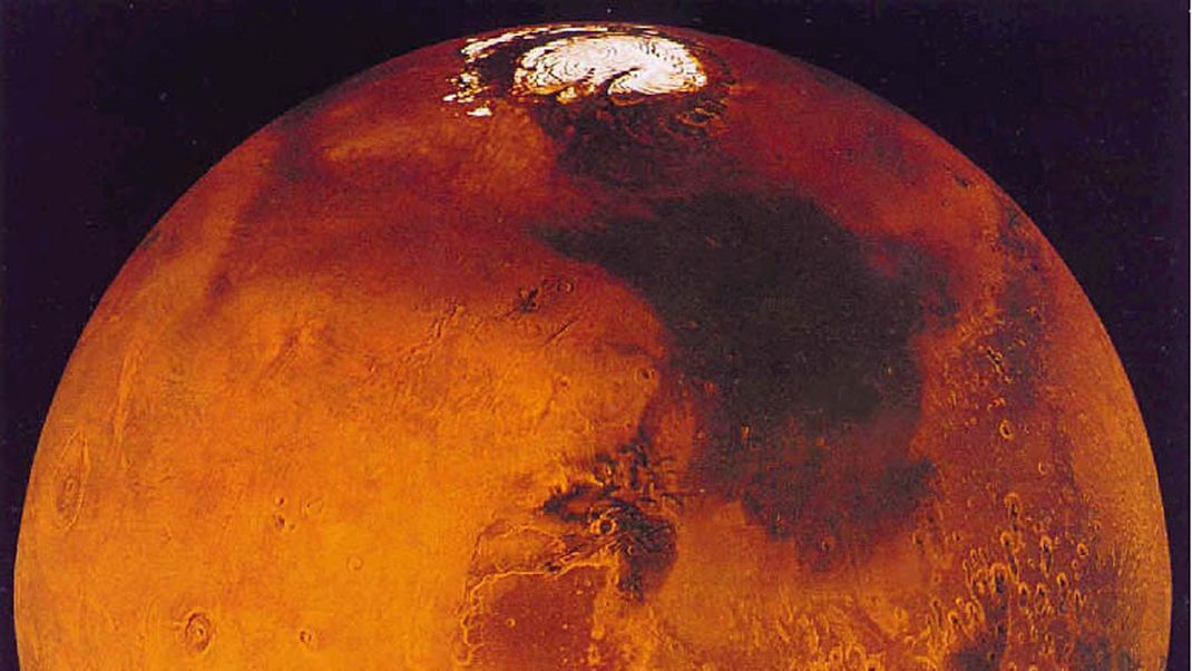 Der Mars soll sich immer schneller drehen: Grund sollen zwei Annahmen sein. Entweder sind die Polkappen dafür verantwortlich oder eine postglaziale Landhebung.